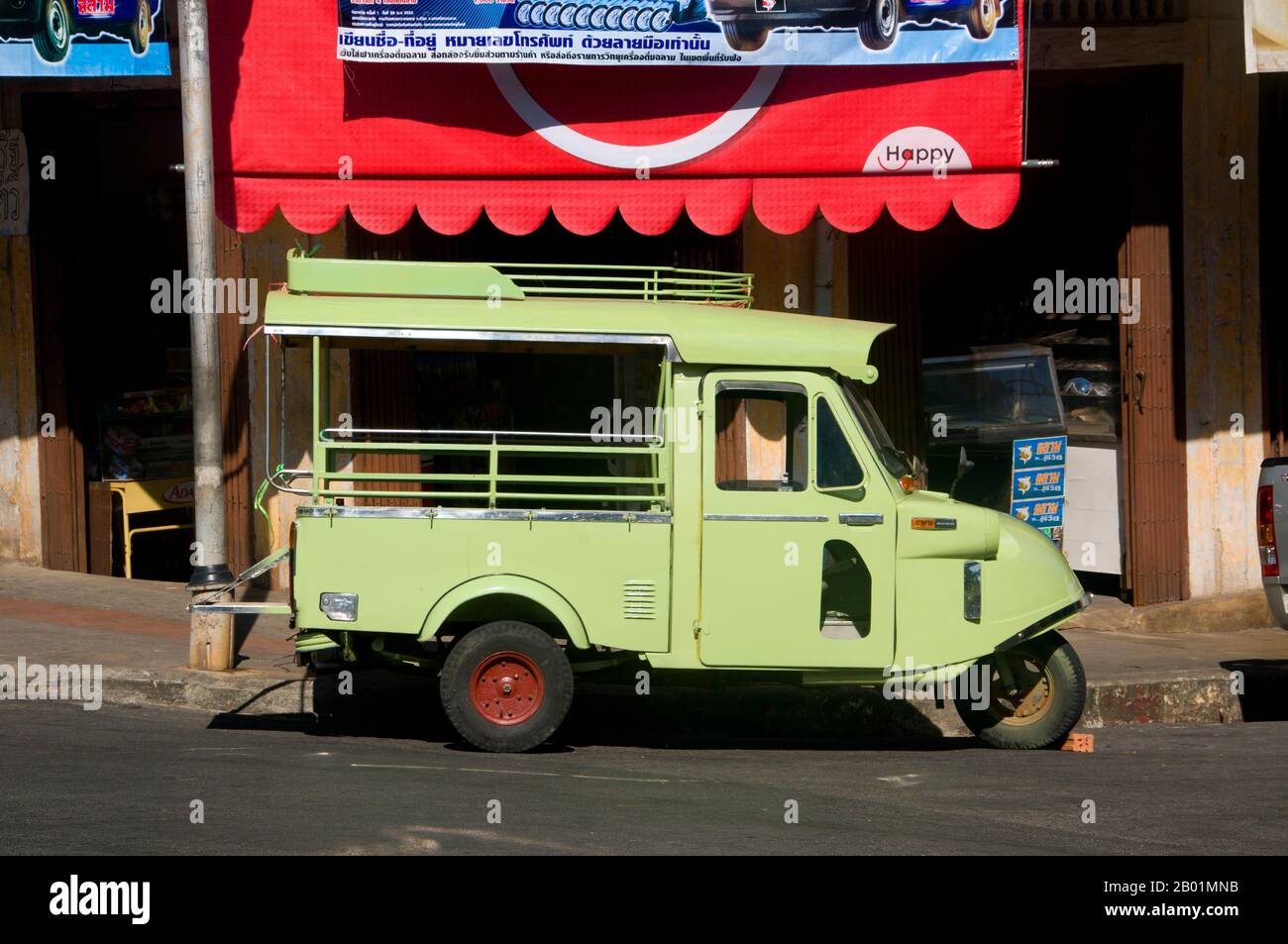 Thailand: Tuk Tuk hua Gob oder Froschkopf Tuk Tuk, Trangs Nahverkehr, Rama VI Road, Trang, Provinz Trang. Trang ist seit mindestens dem 1. Jahrhundert n. Chr. ein Handelszentrum. Sie wuchs zwischen dem 7. Und 13. Jahrhundert während der Srivijaya-Zeit zu Macht und Wohlstand und ist heute noch eine wichtige Handelsstadt. Kautschuk, Palmöl und Fischerei sind die wichtigsten Stützen der Wirtschaft der Provinz. Der Tourismus macht sich zunehmend bemerkbar, da die Andamanenküste und die Inseln von Trang immer weiter entwickelt und populärer werden. Die Stadt hat einen starken überseeischen chinesischen Charakter. Stockfoto
