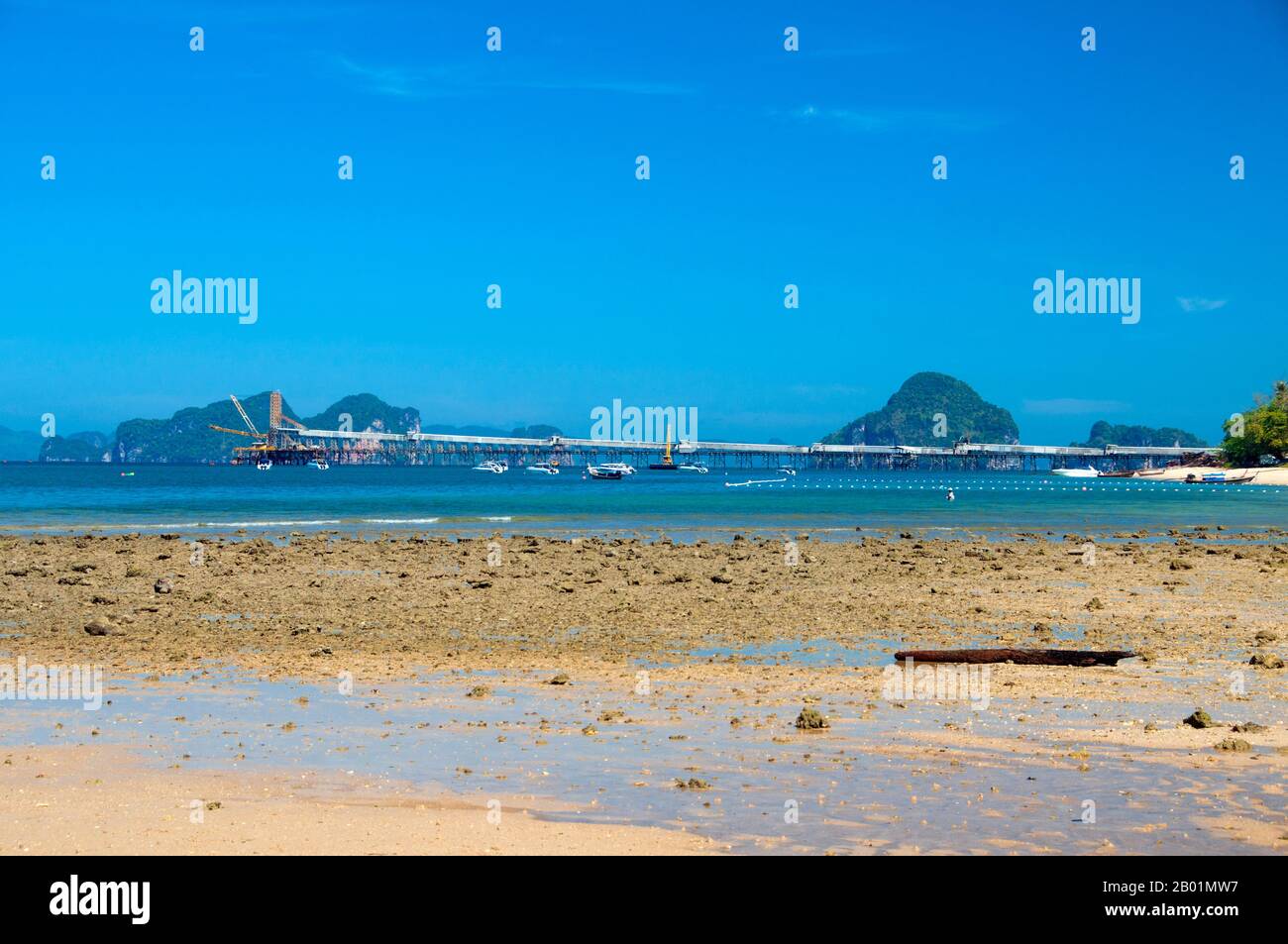 Thailand: Der Pier für die Gipsmine am nördlichen Ende von hat Khlong Muang, Krabi Coast. Hat Khlong Muang liegt westlich von hat Noppharat Thara und ist von Ao Nang durch eine lange, felsige Landzunge geschützt. Der Strand blickt nach Westen über die Andamanensee in Richtung Ko Phi Phi. Die Provinz Krabi besteht aus mehr als 5.000 Quadratkilometern mit Dschungel bedeckten Hügeln und scharfen, zerklüfteten Karstvorsprüngen sowie mehr als 100 km üppiger, unberührter Küste und rund 200 Inseln in der benachbarten Andamanensee. Stockfoto