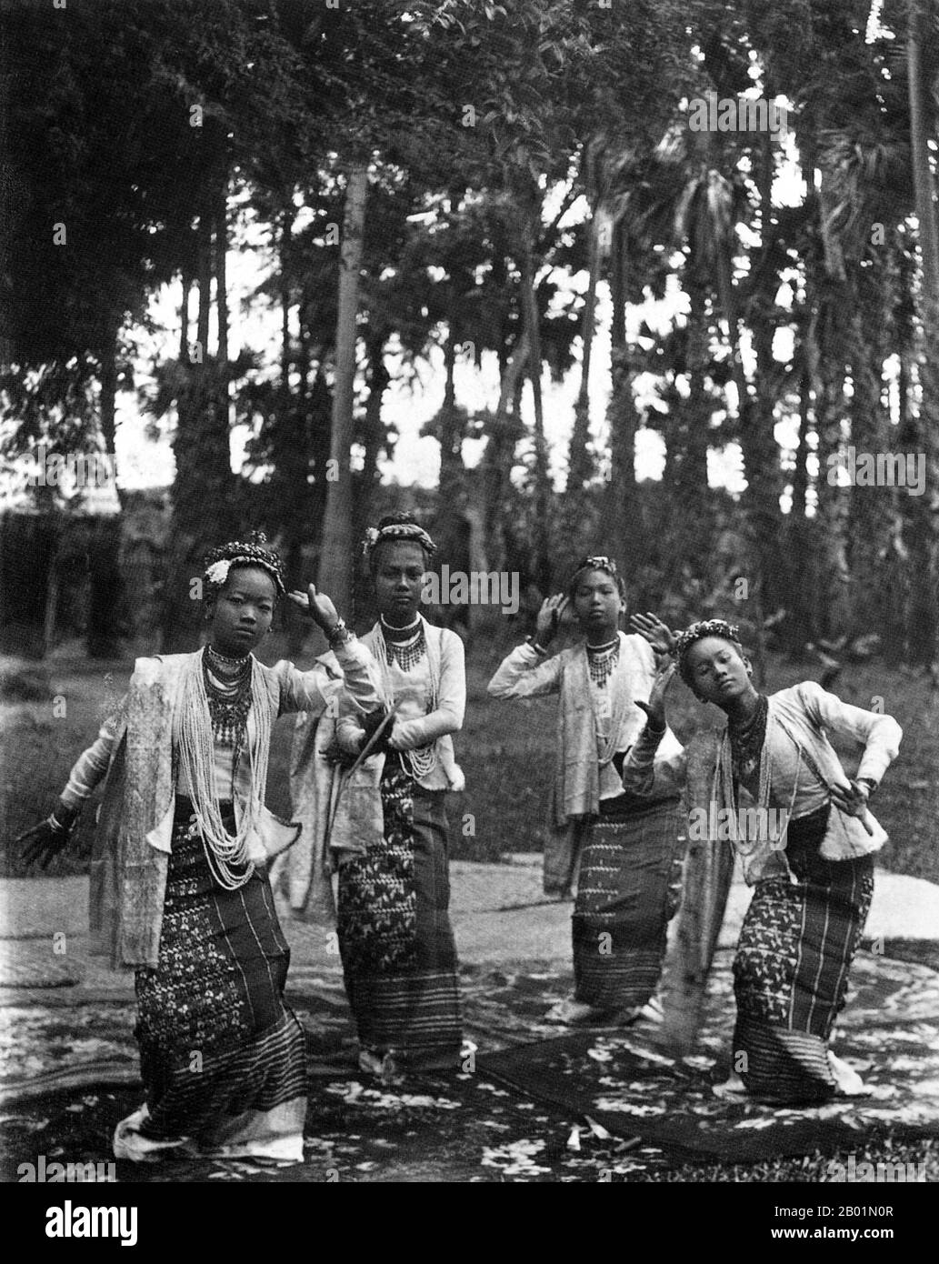 Birma/Myanmar: Fünf junge burmesische (Bamar) tanzende Mädchen, die eine traditionelle Tanzaufführung unter dem Namen Pwe (um 1895) aufführen. Die britische Eroberung Burmas begann 1824 als Reaktion auf einen burmesischen Versuch, in Indien einzumarschieren. 1886 und nach zwei weiteren Kriegen hatte Großbritannien das gesamte Land in den britischen Raj aufgenommen. Um den Handel anzukurbeln und Veränderungen zu erleichtern, brachten die Briten Indianer und Chinesen ein, die die Burmesen schnell in städtische Gebiete verdrängten. Bis heute haben Rangoon und Mandalay große indische Bevölkerungsgruppen. Es wurden Eisenbahnen und Schulen sowie eine große Anzahl von Gefängnissen gebaut. Stockfoto