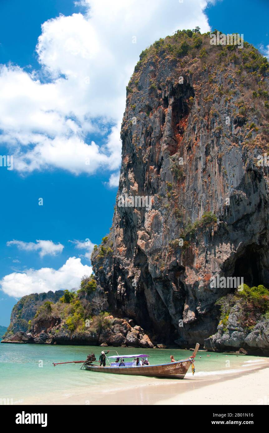 Thailand: Kalkstein-Karstaufschlüsse über hat Tham Phra Nang Strand, Krabi Küste. Hat Tham Phra Nang, der „Strand der verehrten Dame“, ist ein schöner weißer Sandstrand am südlichen Ende der kleinen Halbinsel, die Rai Le East Beach vom Rai Leh West Beach trennt. Der Strand wird von vielen als der schönste in der Krabi Region angesehen und auch einer der schönsten in Südthailand. Die malerische Kulisse besteht aus herrlich klarem, weißem Sand und ist geschützt von hohen Kalksteinklippen und wird durch scharfe, seltsam geformte Karstvorsprünge verstärkt. Stockfoto