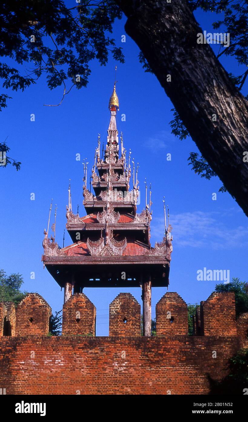 Mandalay Fort Mauern umgeben König Mindon's Palace, Mandalay. Die fast 3 km langen Mauern des Fort Mandalay umschließen den Palast von König Mindon. Die Wände ragen 8 m hoch. Der Palast wurde zwischen 1857 und 1859 als Teil der Gründung der neuen königlichen Hauptstadt Mandalay durch König Mindon errichtet. Der Plan des Mandalay Palace folgt weitgehend dem traditionellen burmesischen Palastdesign in einer ummauerten Festung, die von einem Graben umgeben ist. Der Palast selbst befindet sich in der Mitte der Zitadelle und zeigt nach Osten. Alle Gebäude des Palastes sind ein Stockwerk hoch. Stockfoto