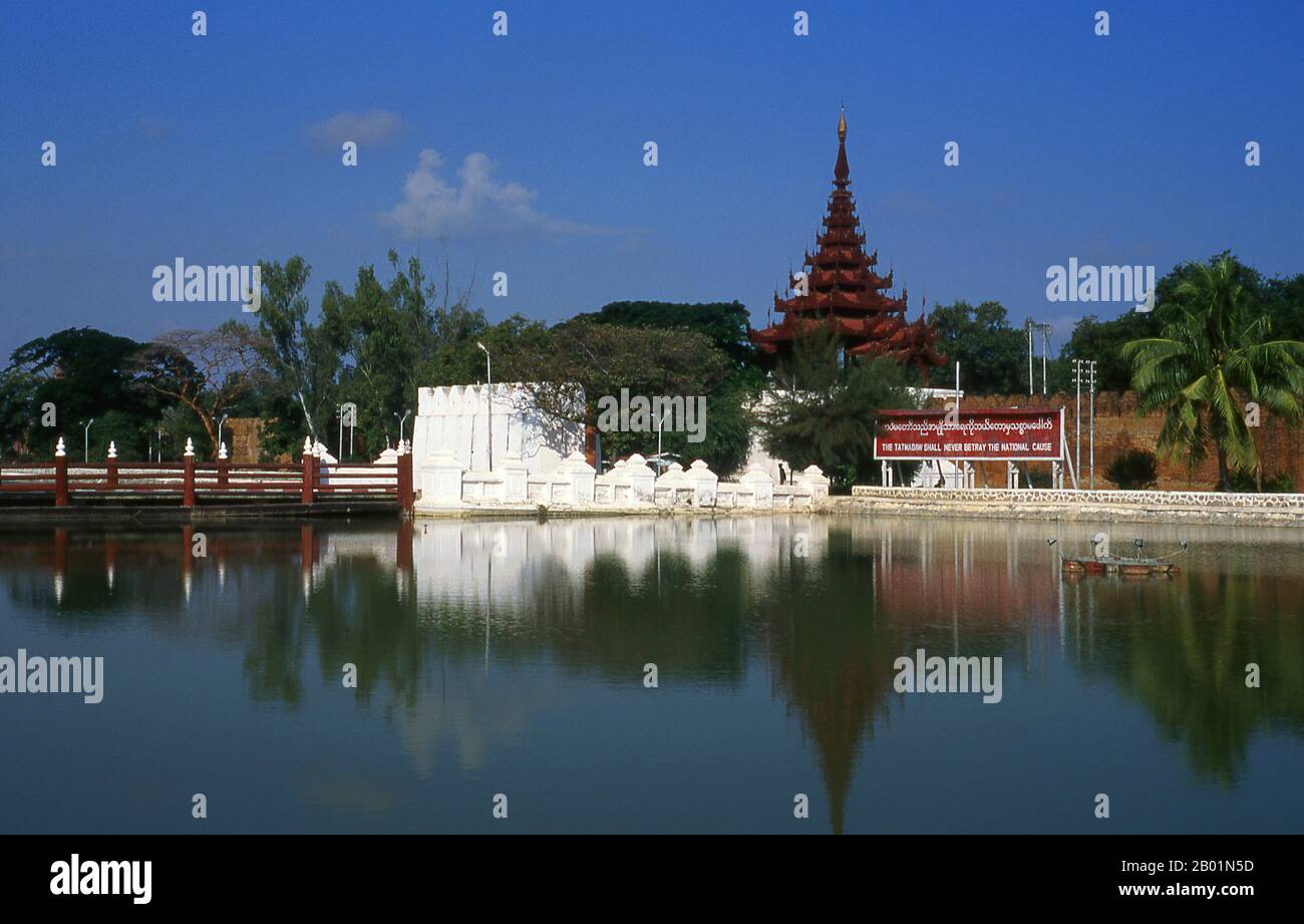 Birma/Myanmar: Burmesische Heerespropaganda neben dem Südtor des Fort und Grabens Mandalay. Die fast 3 km langen Mauern des Fort Mandalay umschließen den Palast von König Mindon. Die Wände ragen 8 m hoch. Der Palast wurde zwischen 1857 und 1859 als Teil der Gründung der neuen königlichen Hauptstadt Mandalay durch König Mindon errichtet. Der Plan des Mandalay Palace folgt weitgehend dem traditionellen burmesischen Palastdesign in einer ummauerten Festung, die von einem Graben umgeben ist. Der Palast selbst befindet sich in der Mitte der Zitadelle und zeigt nach Osten. Alle Gebäude des Palastes sind ein Stockwerk hoch. Stockfoto