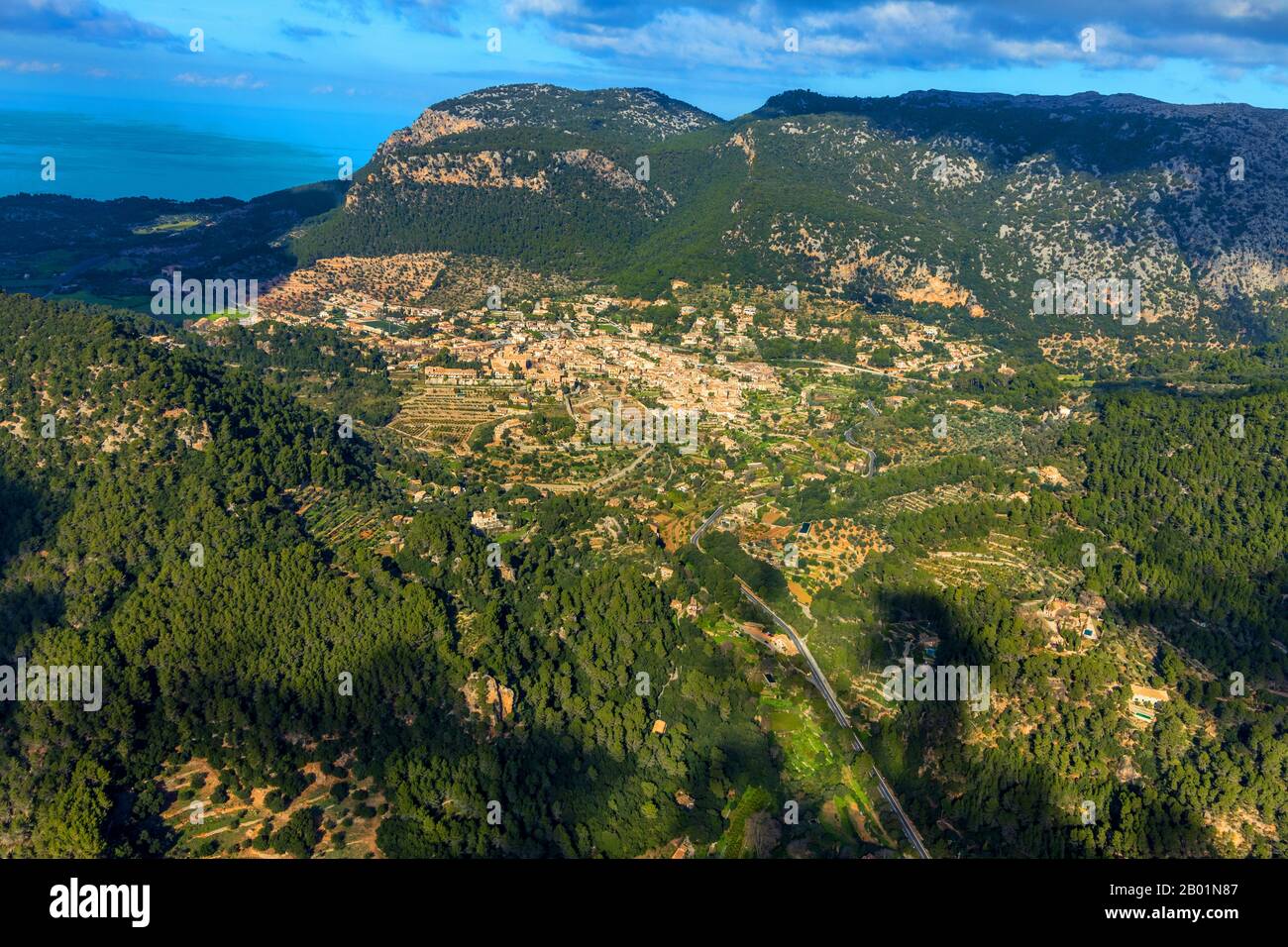 Valldemossa in den Bergen der Serra de Tramuntana, 09.01.2020, Luftbild, Spanien, Balearen, Mallorca, Valldemossa Stockfoto