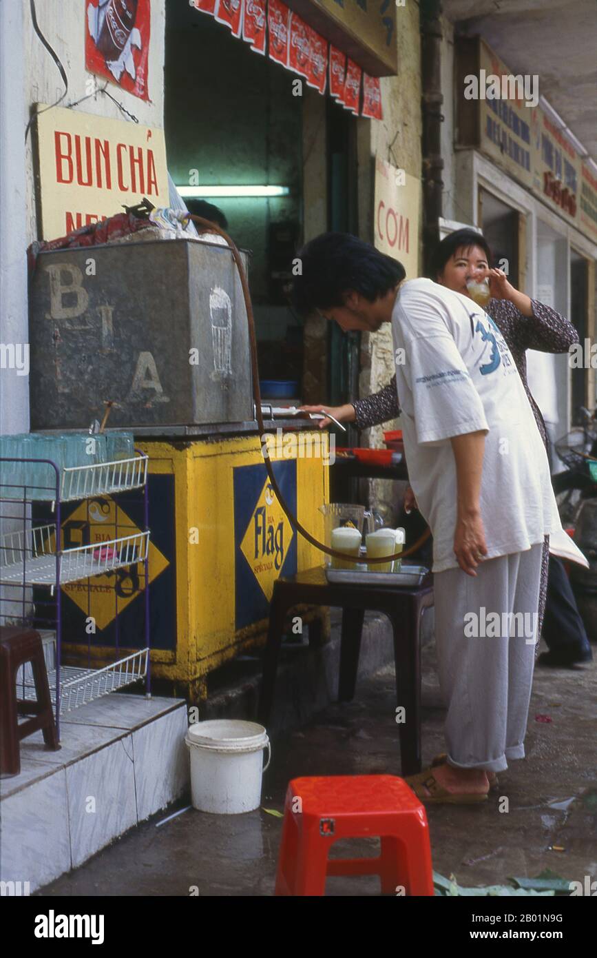 Vietnam: Biergläser füllen in einer bia hoi („frisches Bier“) Straßenbar, Hanoi. BIA hoi oder „frisches Bier“ ist eine vietnamesische Institution. Das Konzept wurde zuerst von den Tschechen eingeführt, aber jetzt beliebt bei Biertrinkern im ganzen Land. Bier ohne Konservierungsstoffe wird täglich frisch in kleinen Tankwagen geliefert. BIA hoi Hotels sind normalerweise sehr einfach. Die Straßen der Hauptstadt Hanoi und vor allem die größte Stadt Ho Chi Minh City sind voller Enthusiasmus und geschäftlicher Energie. Stockfoto