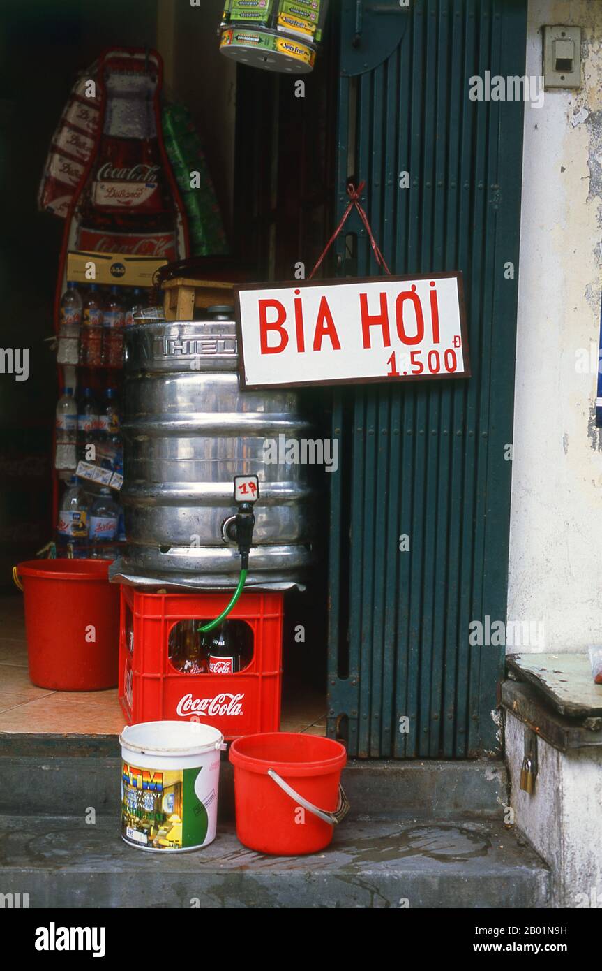 Vietnam: BIA hoi („frisches Bier“) zum Verkauf in der Altstadt von Hanoi. BIA hoi oder „frisches Bier“ ist eine vietnamesische Institution. Das Konzept wurde zuerst von den Tschechen eingeführt, aber jetzt beliebt bei Biertrinkern im ganzen Land. Bier ohne Konservierungsstoffe wird täglich frisch in kleinen Tankwagen geliefert. BIA hoi Hotels sind normalerweise sehr einfach. Die Straßen der Hauptstadt Hanoi und vor allem die größte Stadt Ho Chi Minh City sind voller Enthusiasmus und geschäftlicher Energie. Stockfoto