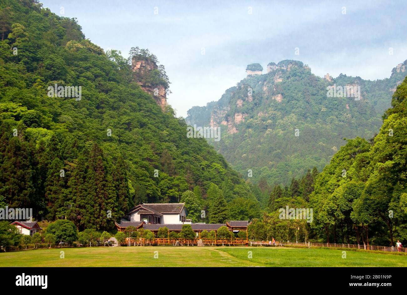 China: Eingang in Wulingyuan Scenic Area (Zhangjiajie), Provinz Hunan. Das Wulingyuan Scenic Reserve ist ein landschaftlich interessantes Gebiet in der Provinz Hunan. Er ist bekannt für seine etwa 3.100 hohen Quarzitsandsteinsäulen, von denen einige über 800 Meter (2.600 ft) hoch sind und eine Art Karstformation sind. 1992 wurde es zum UNESCO-Weltkulturerbe erklärt. Stockfoto