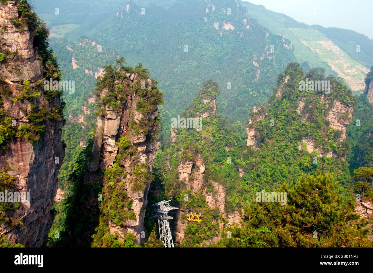 China: Seilbahn, Wulingyuan Scenic Area (Zhangjiajie), Provinz Hunan. Das Wulingyuan Scenic Reserve ist ein landschaftlich interessantes Gebiet in der Provinz Hunan. Er ist bekannt für seine etwa 3.100 hohen Quarzitsandsteinsäulen, von denen einige über 800 Meter (2.600 ft) hoch sind und eine Art Karstformation sind. 1992 wurde es zum UNESCO-Weltkulturerbe erklärt. Stockfoto