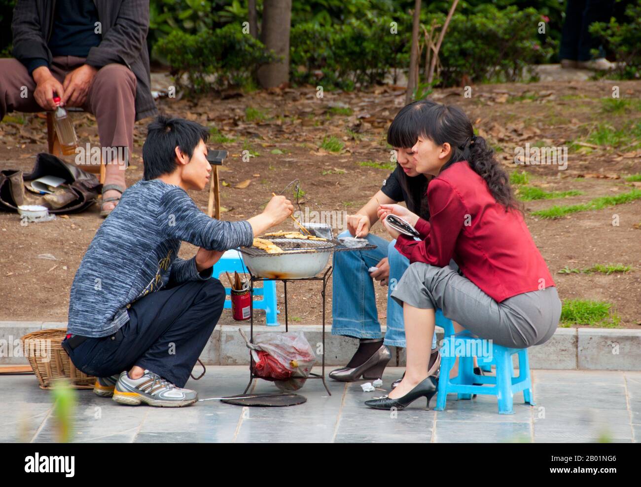 China: Genießen Sie ein frühes Abendessen in der Nähe von Renmin Guangchang (Volkspark), Guiyang, Provinz Guizhou. Guiyang ist die Hauptstadt der chinesischen Provinz Guizhou und liegt östlich des Yunnan-Guizhou-Plateaus und am Nordufer des Nanming-Flusses, einem Zweig des Wu-Flusses. Sie wurde erstmals 1283 n. Chr. während der Yuan-Dynastie gebaut. Ursprünglich hieß es Shunyuan (順元), was bedeutet, den Yuan (den mongolischen Herrschern) zu gehorchen. Stockfoto