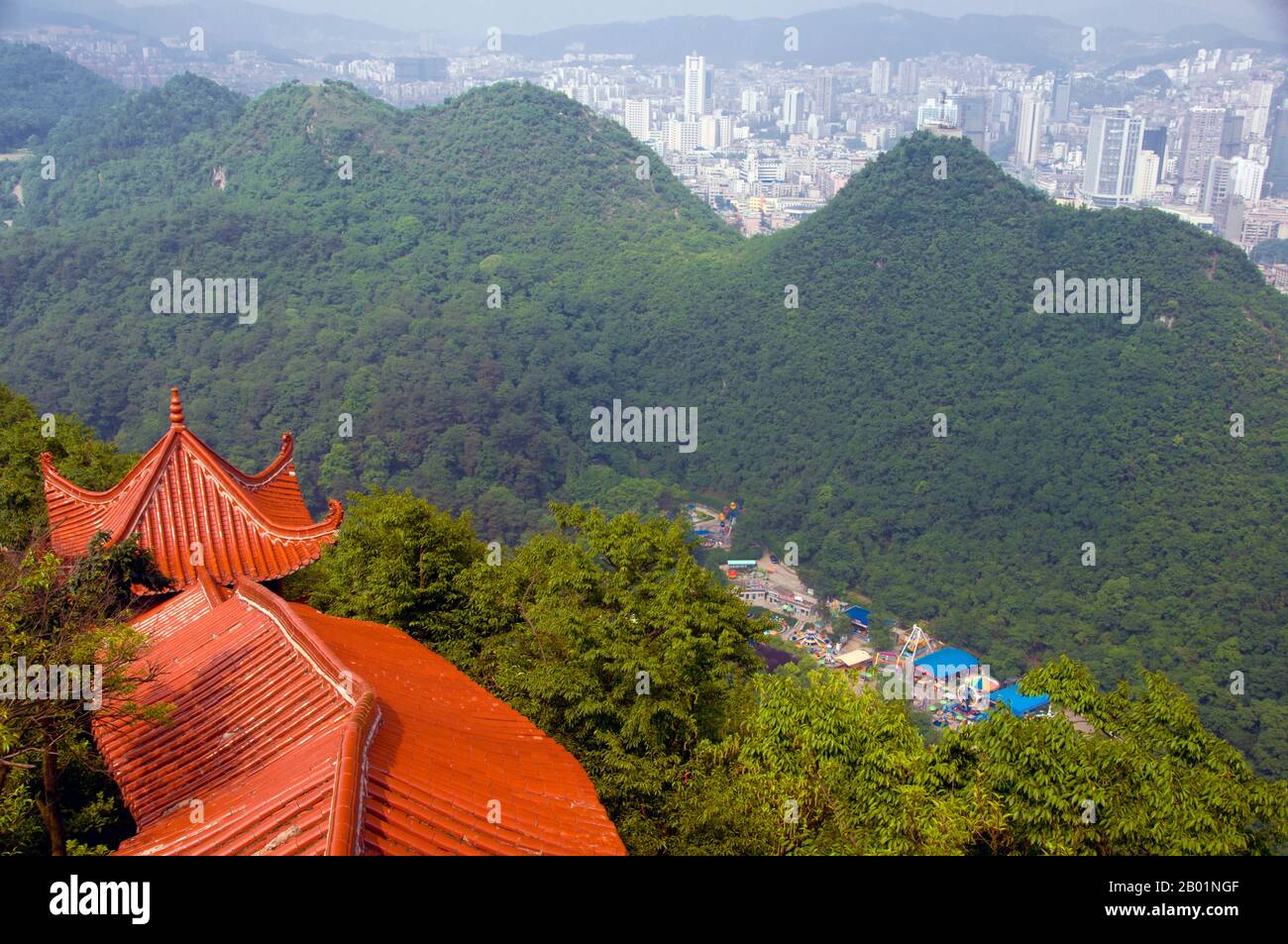 China: Blick über den Qianling Shan Park, Guiyang, Provinz Guizhou. Guiyang ist die Hauptstadt der chinesischen Provinz Guizhou und liegt östlich des Yunnan-Guizhou-Plateaus und am Nordufer des Nanming-Flusses, einem Zweig des Wu-Flusses. Sie wurde erstmals 1283 n. Chr. während der Yuan-Dynastie gebaut. Ursprünglich hieß es Shunyuan (順元), was bedeutet, den Yuan (den mongolischen Herrschern) zu gehorchen. Stockfoto