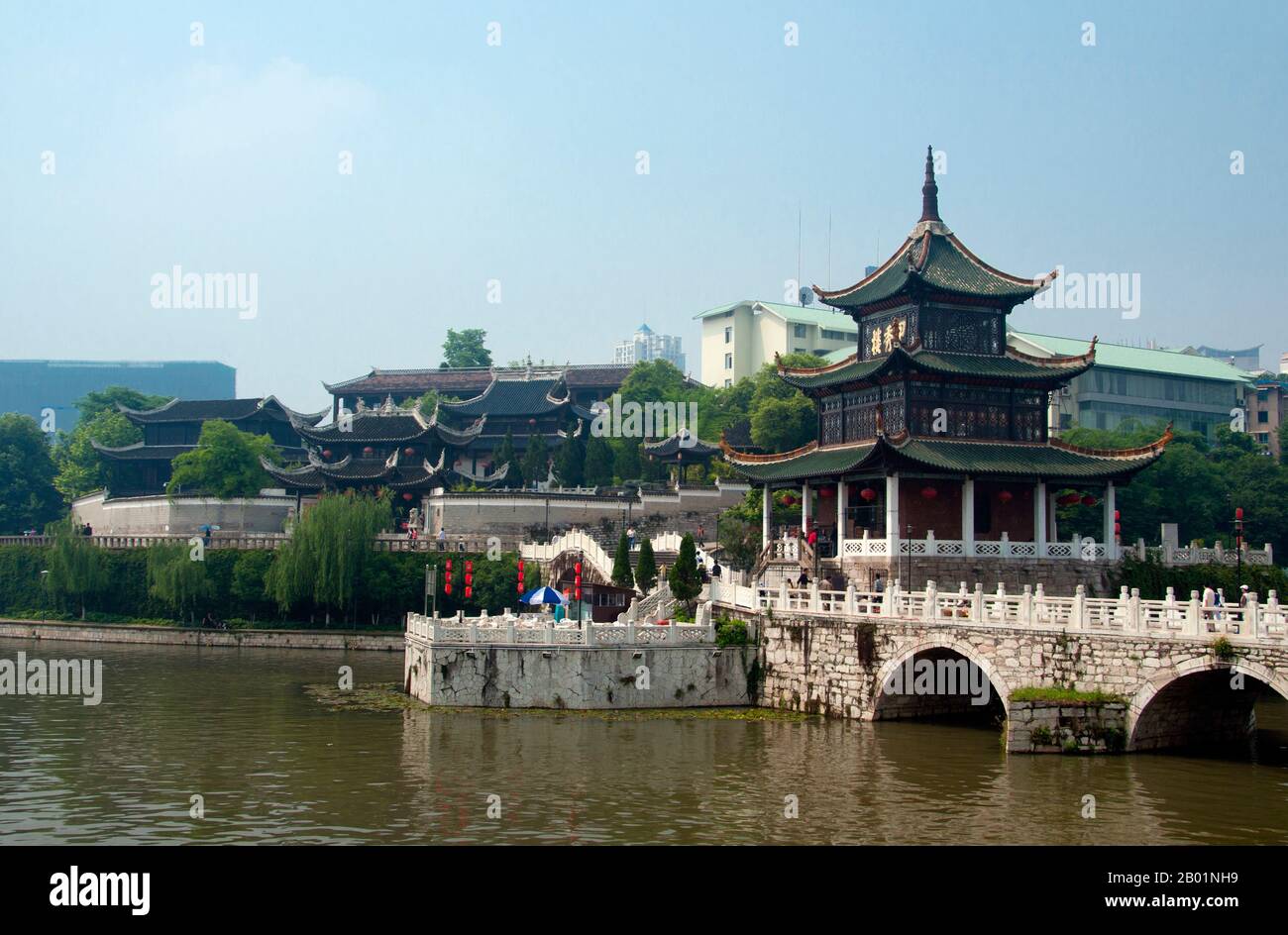 China: Jiaxiu Lou (erster Gelehrter-Turm) am Nanming River mit Cuiwei Yuan Teehaus im Hintergrund, Guiyang, Provinz Guizhou. Jiaxiu Lou (erster Gelehrter-Turm) wurde zusammen mit der Fuyu-Brücke ursprünglich 1598 (Ming-Ära) erbaut. Über die Brücke erreicht man den dreigeschossigen Turm. Der Turm wurde gebaut, um Studenten und Intellektuelle in ihrem Studium zu den Ming-Kaiserprüfungen zu ermutigen. Guiyang ist die Hauptstadt der chinesischen Provinz Guizhou und liegt östlich des Yunnan-Guizhou-Plateaus und am Nordufer des Nanming-Flusses, einem Zweig des Wu-Flusses. Stockfoto