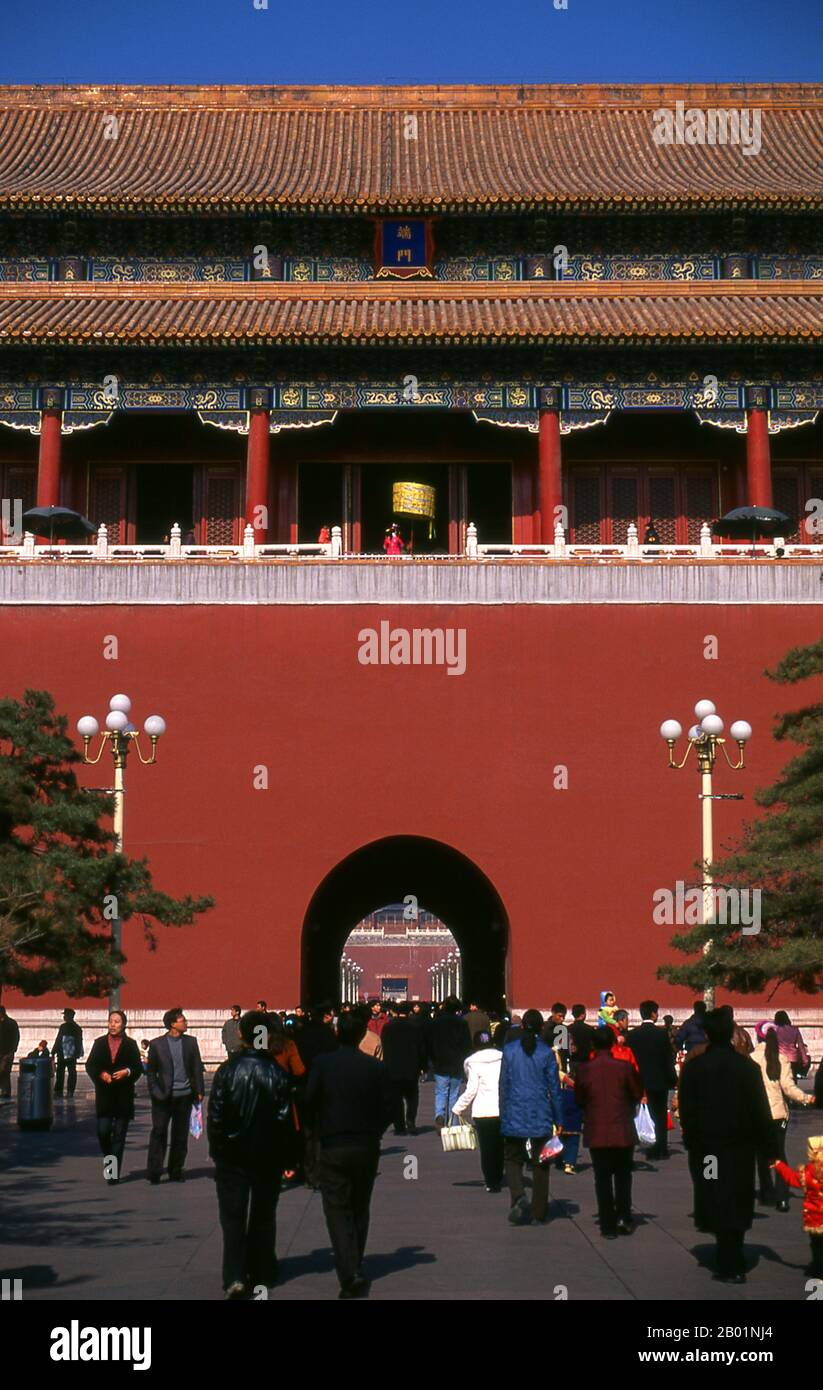 China: Duanmen (rechtes Tor) und Platz, der zur Verbotenen Stadt (Zijin Cheng) führt, Peking. Das Duanmen (rechtes Tor) befindet sich zwischen dem Tiananmen (Tor des himmlischen Friedens) und dem Wumen (Meridiantor), dem Haupteingang der Verbotenen Stadt. Das Tor wurde 1420 während der Ming-Dynastie (1368–1644) errichtet. Die Verbotene Stadt, die zwischen 1406 und 1420 erbaut wurde, diente 500 Jahre lang (bis zum Ende der Kaiserzeit 1911) als Sitz aller Macht in China, Thron des Himmels und Privatresidenz aller Kaiser der Ming- und Qing-Dynastie. Der Komplex besteht aus 980 Gebäuden. Stockfoto