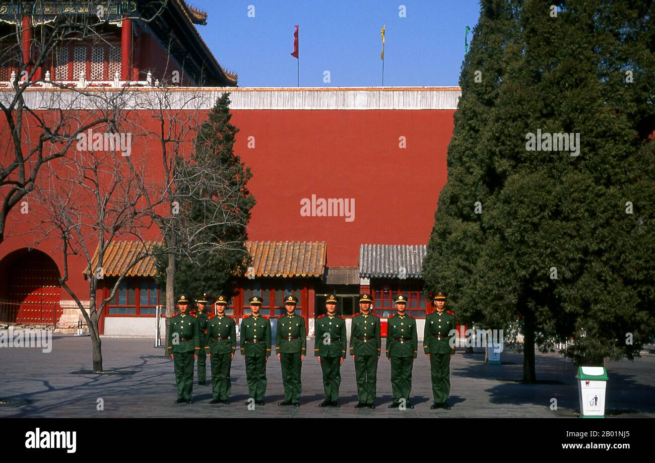 China: Polizeiwache auf Parade, Duanmen (rechtes Tor) und Platz, der zur Verbotenen Stadt (Zijin Cheng) führt, Peking. Das Duanmen (rechtes Tor) befindet sich zwischen dem Tiananmen (Tor des himmlischen Friedens) und dem Wumen (Meridiantor), dem Haupteingang der Verbotenen Stadt. Das Tor wurde 1420 während der Ming-Dynastie (1368–1644) errichtet. Die Verbotene Stadt, die zwischen 1406 und 1420 erbaut wurde, diente 500 Jahre lang (bis zum Ende der Kaiserzeit 1911) als Sitz aller Macht in China, Thron des Himmels und Privatresidenz aller Kaiser der Ming- und Qing-Dynastie. Stockfoto