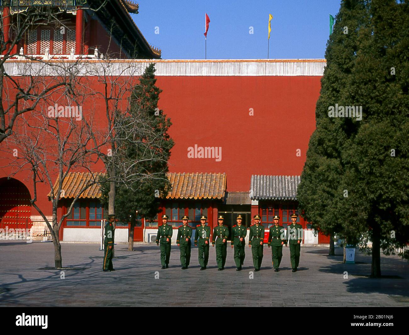 China: Polizeiwache auf Parade, Duanmen (rechtes Tor) und Platz, der zur Verbotenen Stadt (Zijin Cheng) führt, Peking. Das Duanmen (rechtes Tor) befindet sich zwischen dem Tiananmen (Tor des himmlischen Friedens) und dem Wumen (Meridiantor), dem Haupteingang der Verbotenen Stadt. Das Tor wurde 1420 während der Ming-Dynastie (1368–1644) errichtet. Die Verbotene Stadt, die zwischen 1406 und 1420 erbaut wurde, diente 500 Jahre lang (bis zum Ende der Kaiserzeit 1911) als Sitz aller Macht in China, Thron des Himmels und Privatresidenz aller Kaiser der Ming- und Qing-Dynastie. Stockfoto