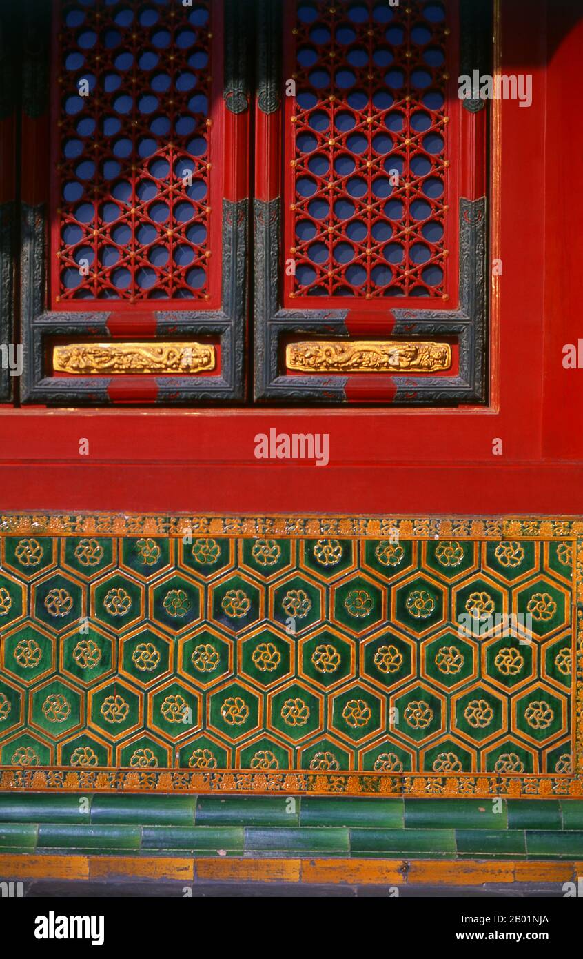 China: Fenster- und Wanddetails an der Vorderseite der Halle der Obersten Harmonie (Taihedian), die Verbotene Stadt (Zijin Cheng), Peking. Die Hall of Supreme Harmony ist die größte Halle innerhalb der Verbotenen Stadt. Die Hall of Supreme Harmony ist eine der größten Holzbauten Chinas. Es war der Ort, an dem die Kaiser der Ming-Dynastie und der Qing-Dynastie ihre Inthronisierungs- und Hochzeitszeremonien veranstalteten. Der Name der Halle wurde vom Shunzhi-Kaiser der Qing-Dynastie von Feng Tian Dian in den heutigen Namen geändert. Stockfoto