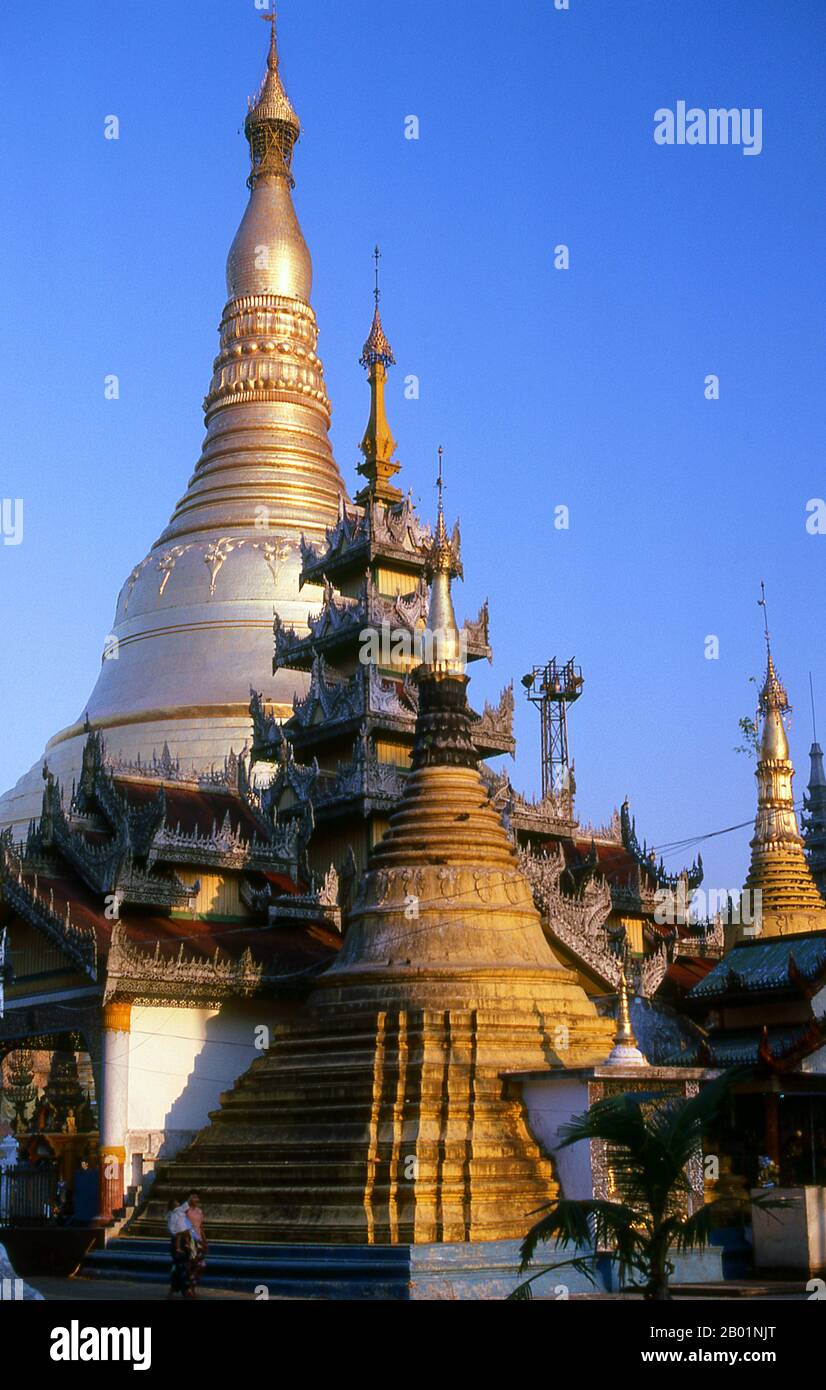 Birma/Myanmar: Shwedagon-Pagode, Yangon (Rangun). Die goldene Stupa der Shwedagon-Pagode erhebt sich fast 100 m (330 ft) über ihrer Lage auf dem Singuttara Hill und ist mit 8.688 massiven Goldplatten überzogen. Diese zentrale Stupa ist von mehr als 100 anderen Gebäuden umgeben, darunter kleinere Stupas und Pavillons. Die Pagode war bereits gut etabliert, als Bagan Burma im 11. Jahrhundert dominierte. Königin Shinsawbu, die im 15. Jahrhundert regierte, soll der Pagode ihre heutige Form gegeben haben. Sie baute auch die Terrassen und Mauern um die Stupa herum. Stockfoto