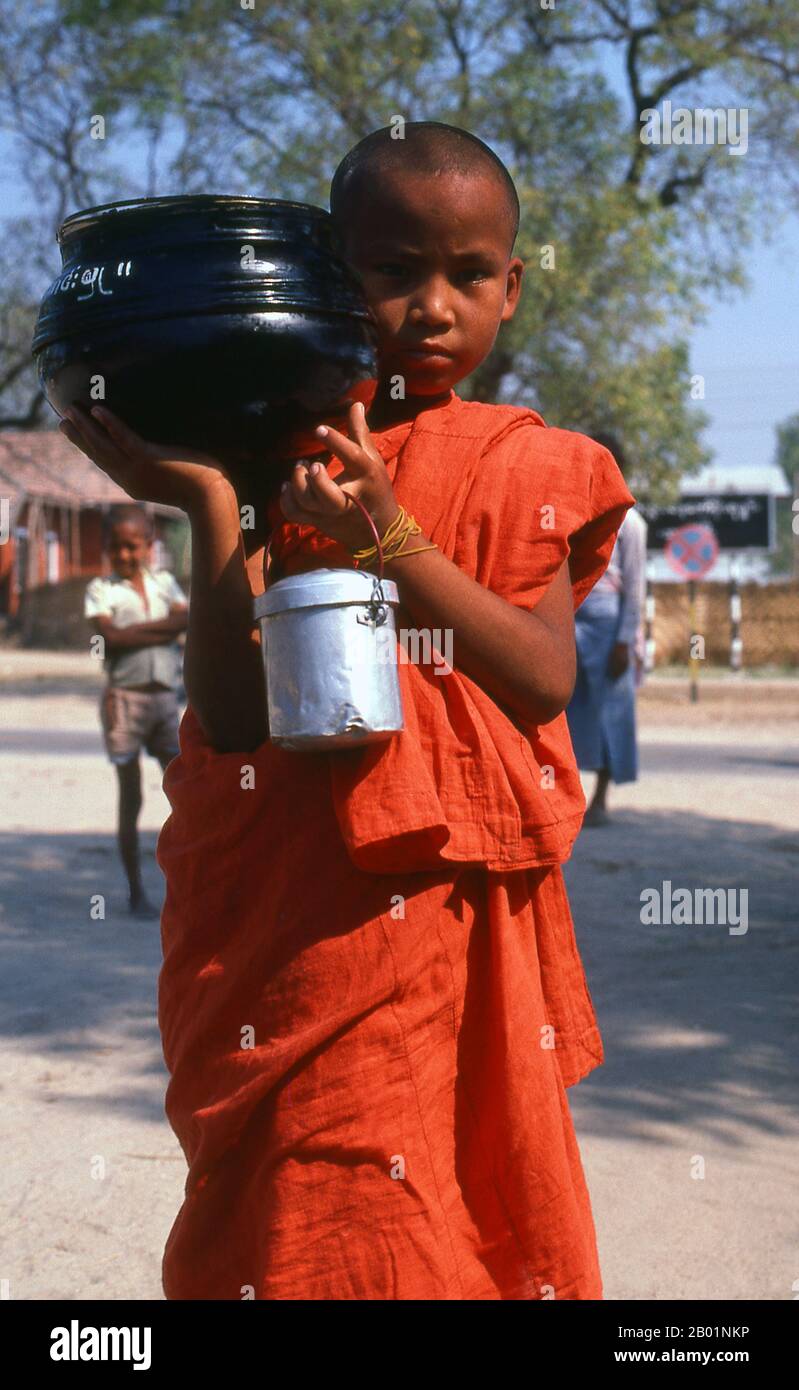 Birma/Myanmar: Ein junger Mönch mit Almosenschale in Bagan (Pagan). Bagan, ehemals heidnisch, wurde hauptsächlich zwischen dem 11. Und 13. Jahrhundert erbaut. Die Stadt wurde offiziell Arimaddanapura oder Arimaddana (die Stadt des feindlichen Kreuzfahrers) genannt und auch Tambadipa (das Land des Kupfers) oder Tassadessa (das verdorbene Land) genannt und war die Hauptstadt mehrerer alter Königreiche in Burma. Stockfoto