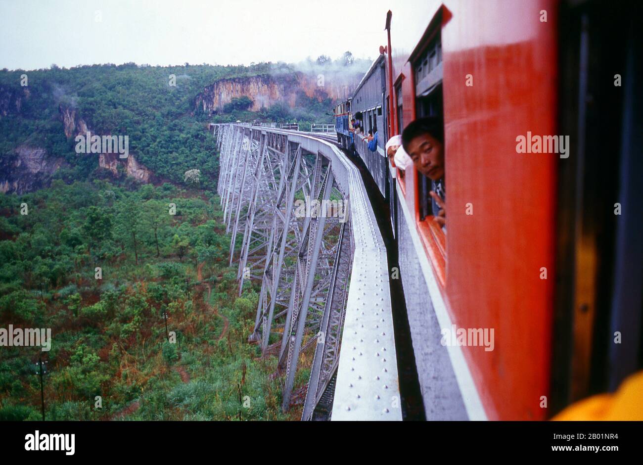 Birma/Myanmar: Blick vom Zug über das Goteik Viadukt im Bundesstaat Shan zwischen Pyin U Lwin (Maymyo) und Lashio. Das Goteik-Viadukt (auch bekannt als Gohteik-Viadukt) ist ein Eisenbahnsteig in Nawnghkio im westlichen Shan-Staat Myanmar (auch bekannt als Burma). Die Brücke liegt zwischen den beiden Städten Pyin U Lwin, der Sommerhauptstadt der ehemaligen britischen Kolonialverwalter Burmas, und Lashio, der Hauptstadt des nördlichen Shan State. Sie ist die höchste Brücke in Myanmar und nach ihrer Fertigstellung das größte Eisenbahnbock der Welt. Stockfoto