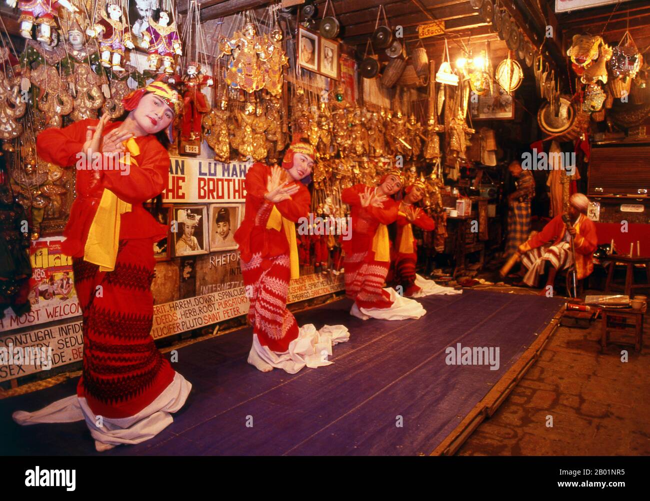 Birma/Mandalay: PWE-Tänzer bei einer „Moustache Brothers“-Aufführung in Mandalay. Nächtliche Darbietungen, die Melodrama, Slapstick, traditionellen Tanz und sogar Popmusik kombinieren, werden in Burma „zat pwe“ genannt. Diese saisonalen Veranstaltungen finden in geschlossenen temporären Bambustheatern statt und sind typischerweise Teil der jährlichen Spendensammlung bei Pagodenfesten. Die Darsteller sind Wandertruppen, meist mehrere Dutzend professionelle Tänzer, Musiker, Comedians und Schauspieler. Diese Trupps reisen weit durch das ganze Land. Stockfoto