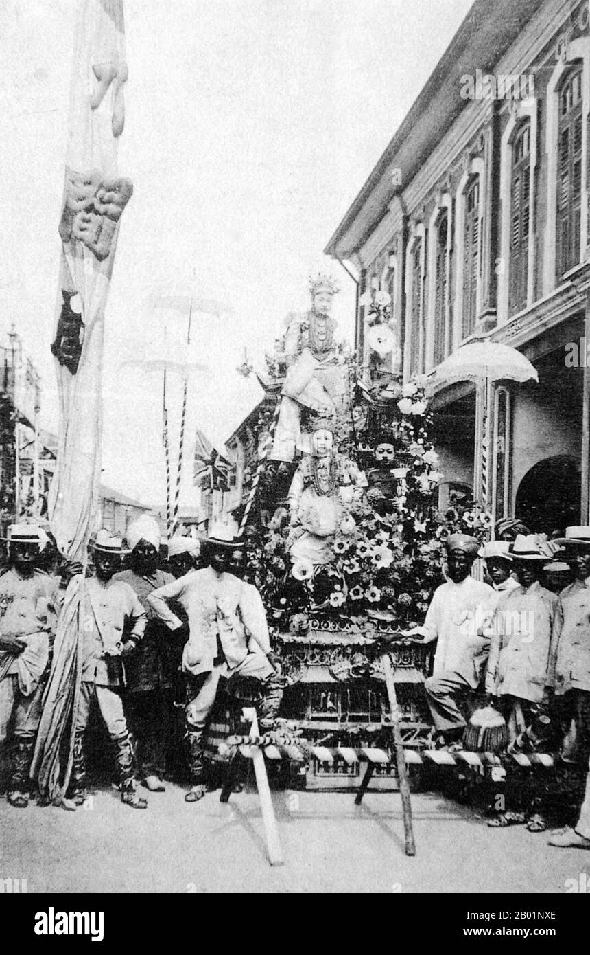 Malaysia/Singapur: Peranakan feierte bei der Penang Chingay-Prozession 1914. Peranakan Chinese und Baba-Nyonya sind die Bezeichnungen für die Nachkommen chinesischer Einwanderer aus dem späten 15. Und 16. Jahrhundert, die während der Kolonialzeit in den malaiisch-indonesischen Archipel von Nusantara kamen. Mitglieder dieser Gemeinde in Malaysia bezeichnen sich als „Nyonya-Baba“ oder „Baba-Nyonya“. Nyonya ist der Begriff für die Weibchen und Baba für die Männchen. Sie gilt insbesondere für die ethnischen chinesischen Bevölkerungsgruppen der British Straits Settlements in Malaya und der von den Niederlanden kontrollierten Insel Java und anderen Orten. Stockfoto