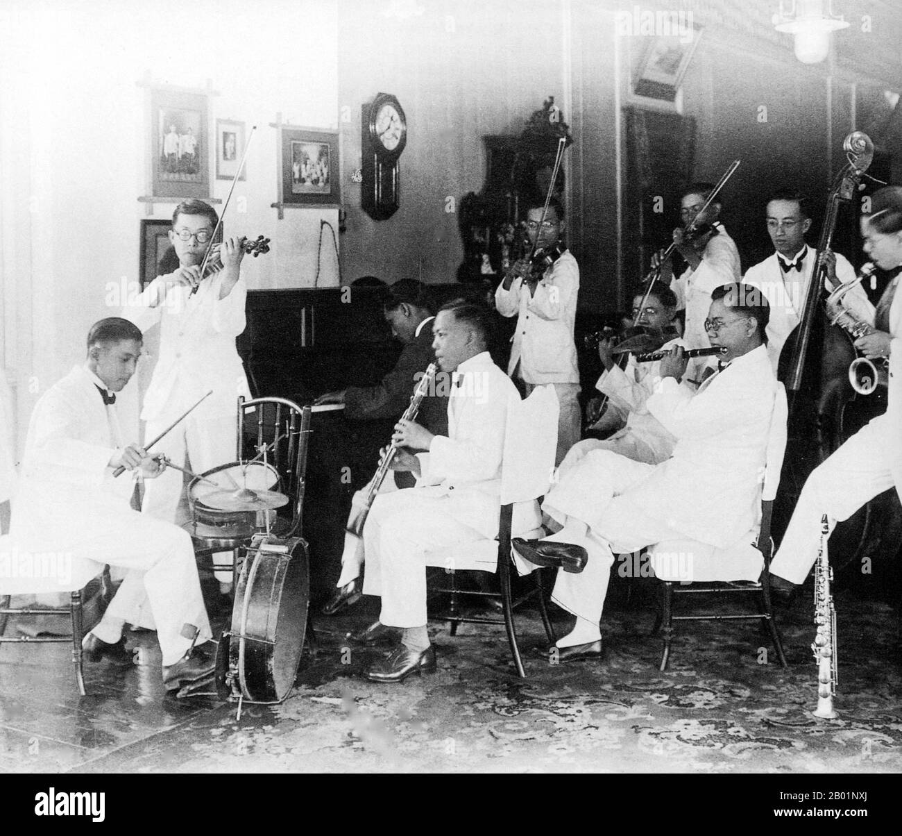 Malaysia/Singapur: Straits Chinese/Peranakan Jazz Band, Penang, 1935. Peranakan Chinese und Baba-Nyonya sind die Bezeichnungen für die Nachkommen chinesischer Einwanderer aus dem späten 15. Und 16. Jahrhundert, die während der Kolonialzeit in den malaiisch-indonesischen Archipel von Nusantara kamen. Mitglieder dieser Gemeinde in Malaysia bezeichnen sich als „Nyonya-Baba“ oder „Baba-Nyonya“. Nyonya ist der Begriff für die Weibchen und Baba für die Männchen. Sie gilt insbesondere für die ethnischen chinesischen Bevölkerungsgruppen der British Straits Settlements in Malaya und der von den Niederlanden kontrollierten Insel Java und anderen Orten. Stockfoto