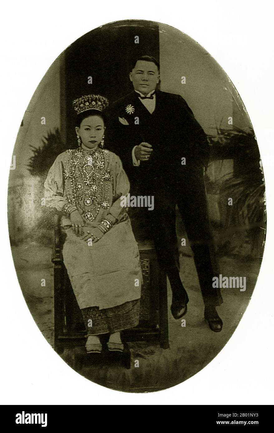 Malaysia/Singapur: Ein wohlhabendes Paar aus Peranakan, Anfang des 20. Jahrhunderts. Peranakan Chinese und Baba-Nyonya sind die Bezeichnungen für die Nachkommen chinesischer Einwanderer aus dem späten 15. Und 16. Jahrhundert, die während der Kolonialzeit in den malaiisch-indonesischen Archipel von Nusantara kamen. Mitglieder dieser Gemeinde in Malaysia bezeichnen sich als „Nyonya-Baba“ oder „Baba-Nyonya“. Nyonya ist der Begriff für die Weibchen und Baba für die Männchen. Sie gilt insbesondere für die ethnischen chinesischen Bevölkerungsgruppen der British Straits Settlements in Malaya und der von den Niederlanden kontrollierten Insel Java und anderen Orten. Stockfoto