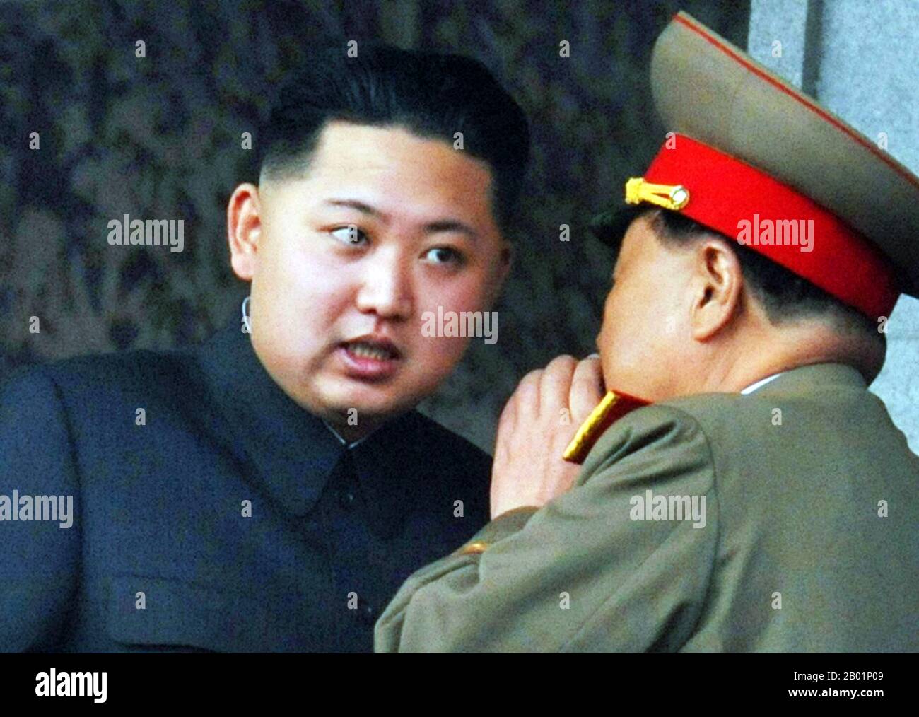 Korea: Kim Jong-un (* 8. Januar 1983/1984), Oberster Führer Nordkoreas, im Gespräch mit dem General der DVRK. Jong-un, auch bekannt als Kim Jong-eun oder Kim Jung-eun, ist seit dem 28. Dezember 2011 der oberste Führer Nordkoreas. Nach der Beerdigung seines Vaters, Kim Jong-il, wurde er offiziell zum obersten Führer erklärt. Er ist der dritte und jüngste Sohn von Kim Jong-il und seiner Gemahlin Ko Young-hee. Ab Ende 2010 galt Kim Jong-un als Erbe der Führung der Nation, und nach dem Tod seines Vaters wurde er als „großer Nachfolger“ angekündigt. Stockfoto