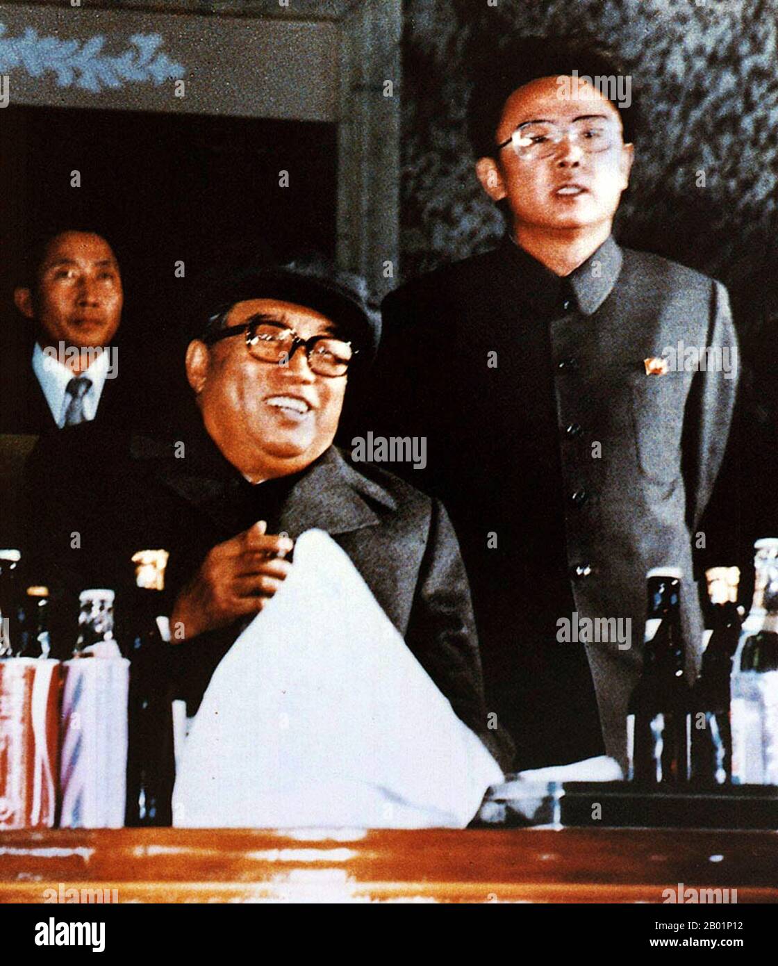Korea: Nordkoreanischer Führer Kim Il Sung (sitzend) mit seinem Sohn und Nachfolger Kim Jong Il, Pjöngjang, 1980. Kim Il-sung (* 15. April 1912 bis 8. Juli 1994) war ein koreanischer kommunistischer Politiker, der Nordkorea, offiziell die Demokratische Volksrepublik Korea, von seiner Gründung 1948 bis zu seinem Tod 1994 regierte. Von 1948 bis 1972 war er Premierminister und von 1972 bis zu seinem Tod Präsident. Von 1949 bis 1994 war er Vorsitzender der Arbeiterpartei Koreas (von 1949 bis 1966 Vorsitzender und nach 1966 Generalsekretär). Stockfoto