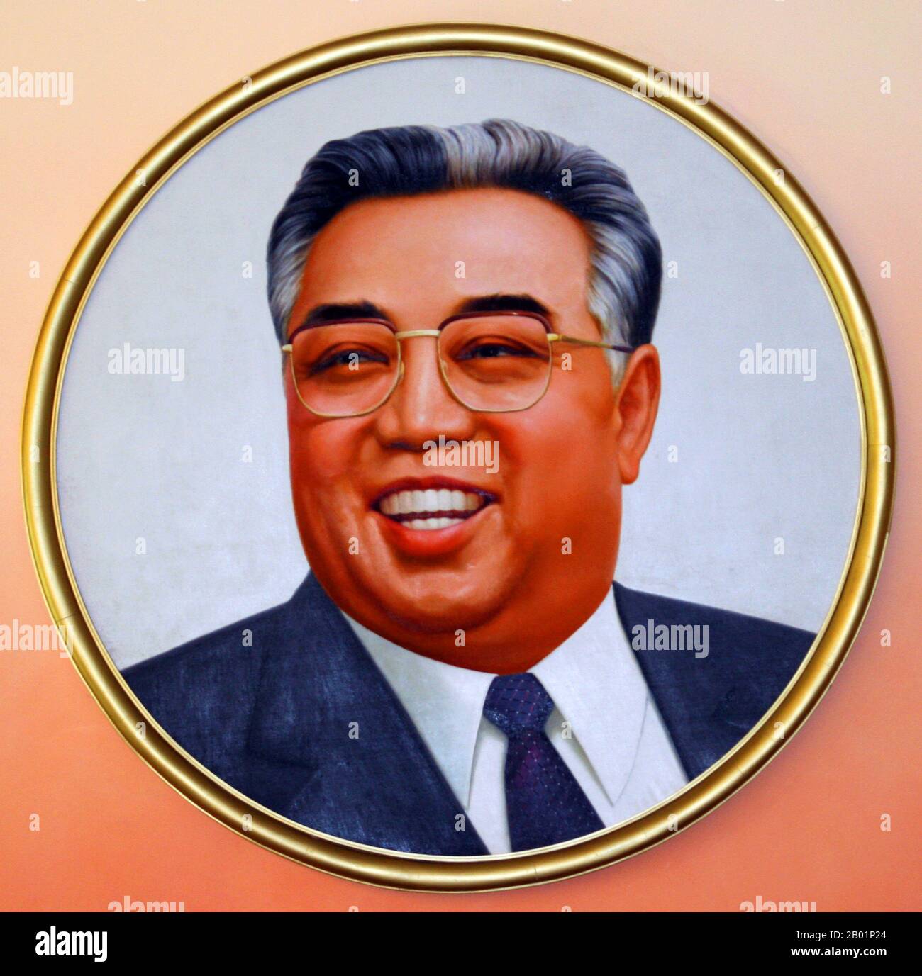 Korea: Nordkoreas 'großer Führer' Kim Il Sung (15. April 1912 - 8. Juli 1994), Oberherrscher der Demokratischen Volksrepublik Korea (DVRK) zwischen 1948 und 1994. Offizielles Porträt, Foto von Gilad Rom (CC BY-SA 3,0 Lizenz). Kim Il-sung war ein koreanischer kommunistischer Politiker, der Nordkorea, offiziell die Demokratische Volksrepublik Korea, von seiner Gründung 1948 bis zu seinem Tod 1994 regierte. Von 1948 bis 1972 war er Premierminister und von 1972 bis zu seinem Tod Präsident. Von 1949 bis 1994 war er Vorsitzender der Arbeiterpartei Koreas. Stockfoto