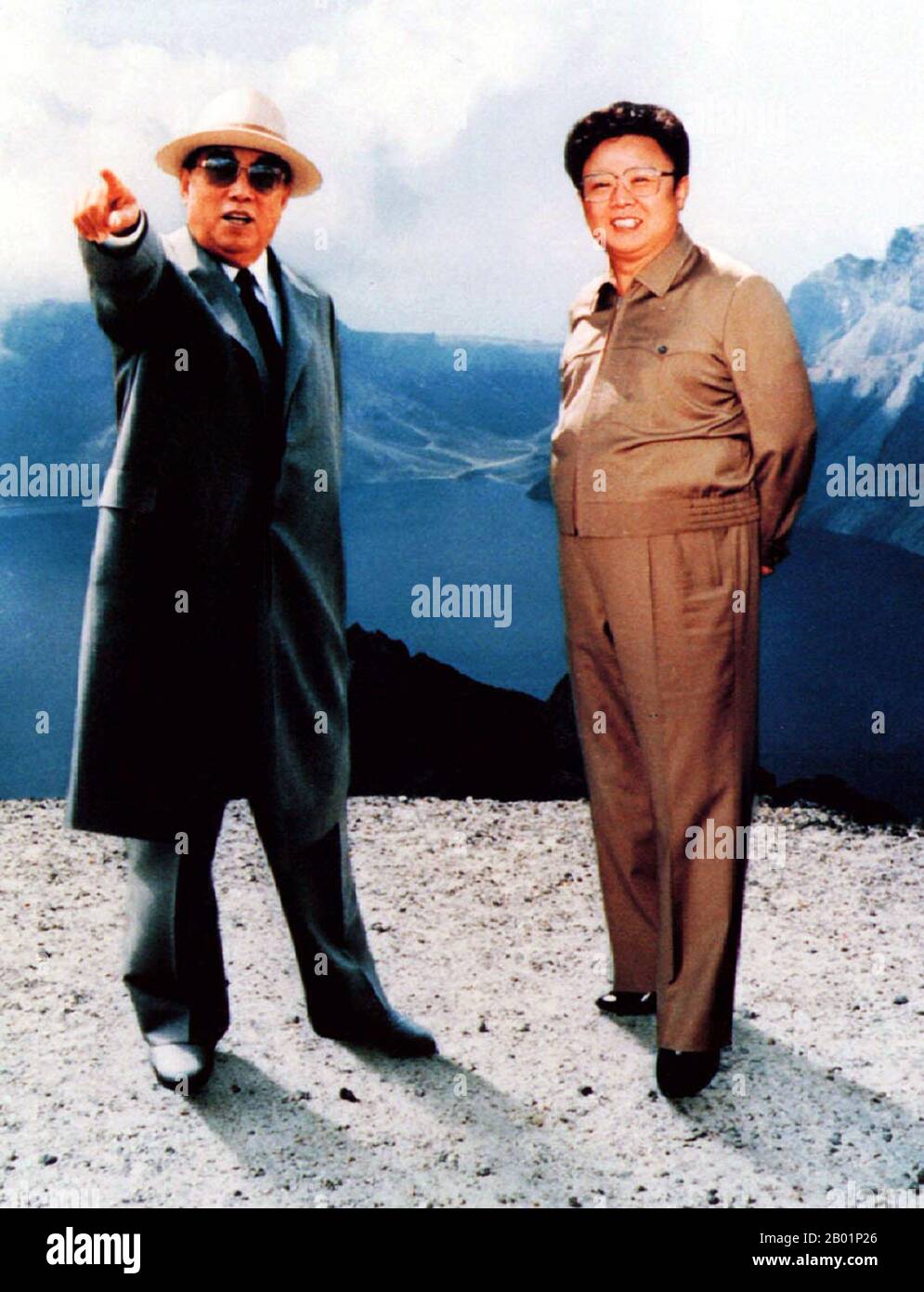 Korea: Propagandafoto des nordkoreanischen Führers Kim Il Sung zusammen mit seinem Erbe und Nachfolger Kim Jong Il auf dem Gipfel des Mt. Baekdu an der chinesischen Grenze, um 1990 Kim Il-sung (* 15. April 1912 bis 8. Juli 1994) war ein koreanischer kommunistischer Politiker, der Nordkorea, offiziell die Demokratische Volksrepublik Korea, von seiner Gründung 1948 bis zu seinem Tod 1994 regierte. Von 1948 bis 1972 war er Premierminister und von 1972 bis zu seinem Tod Präsident. Von 1949 bis 1994 war er Vorsitzender der Arbeiterpartei Koreas (von 1949 bis 1966 Vorsitzender). Stockfoto
