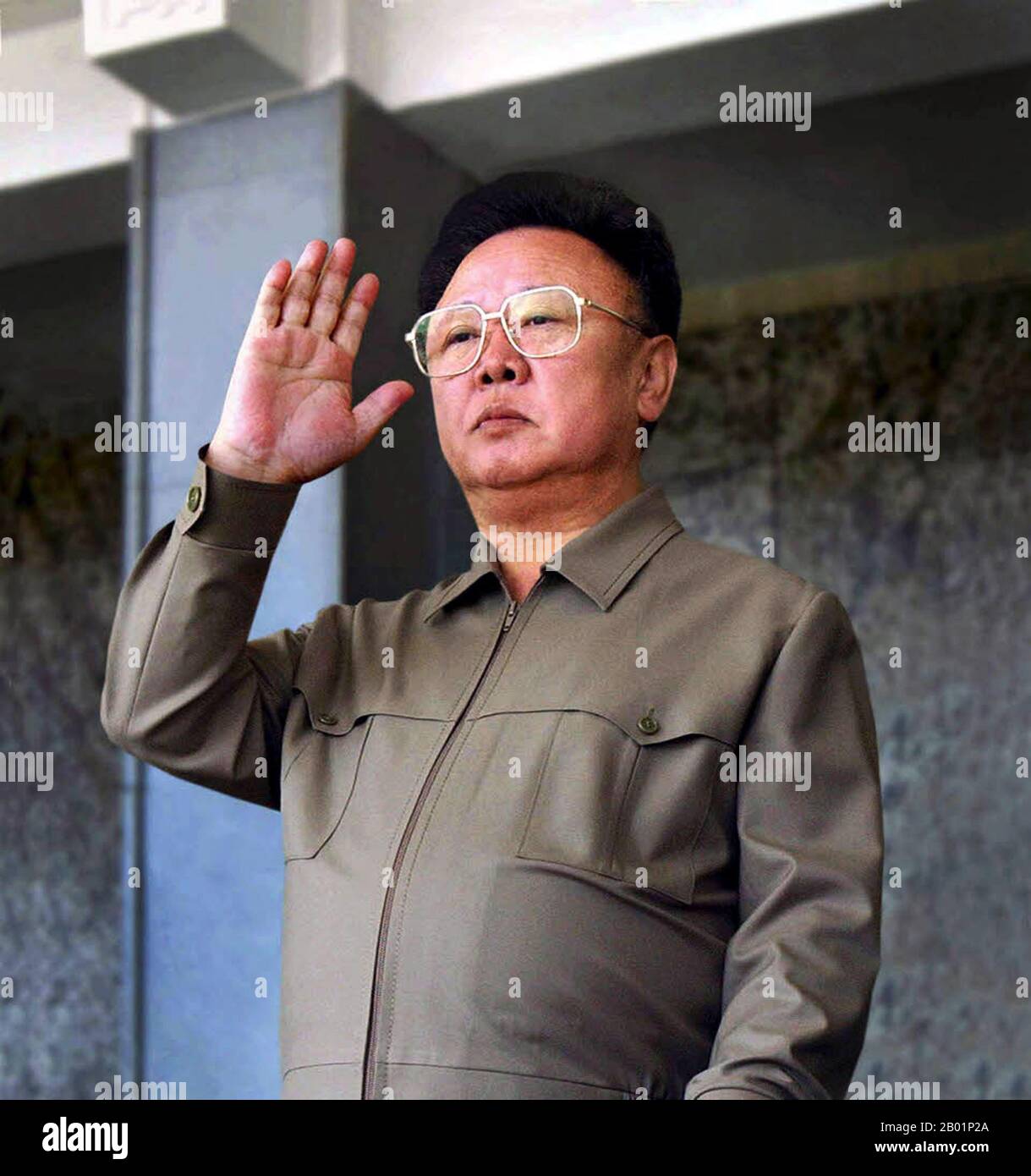 Korea: Nordkoreanischer Führer Kim Jong Il (16. Februar 1941/1942 bis 17. Dezember 2011), Pjöngjang, ca. 2000. Kim Jong-il war von 1994 bis 2011 der oberste Führer Nordkoreas (DVRK). Er folgte seinem Vater und Gründer der DVRK Kim Il-sung nach dem Tod des Ältesten Kim im 1994. Kim Jong-il war Generalsekretär der Arbeiterpartei Koreas, Vorsitzender der Nationalen Verteidigungskommission Nordkoreas und Oberbefehlshaber der Koreanischen Volksarmee, der viertgrößten ständigen Armee der Welt. Stockfoto