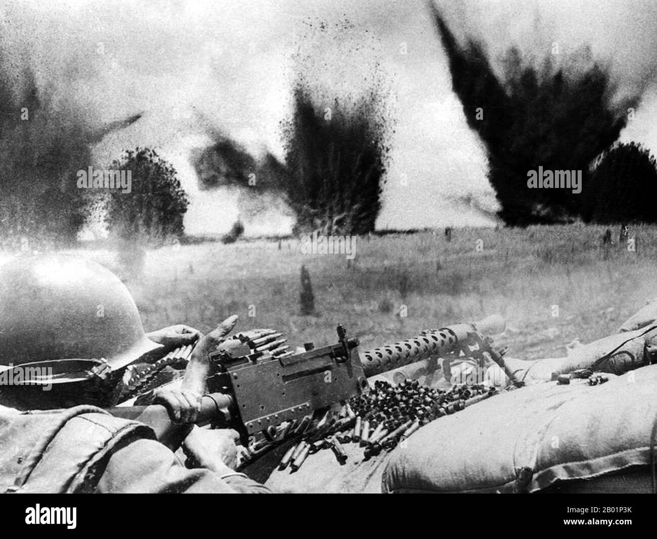 Vietnam: Bomben der U.S. Air Force erzeugen einen Vorhang aus fliegenden Schrapneln und Trümmern, knapp 200 Meter über dem Umkreis von Khe Sanh während der Belagerung der US-Marine-Basis. Foto: Major Nguyen Ngoc Hanh/ARVN (CC BY-SA 3,0 Lizenz), März 1968. Khe Sanh ist die Hauptstadt des Bezirks Hướng Hoá in der Provinz Quảng Trị, Vietnam, 63 km westlich von Đông Hà. Die Khe Sanh Combat Base war ein Außenposten des United States Marine Corps in Südvietnam (MGRS 48QXD850418), der während des Vietnamkriegs eingesetzt wurde. Die Landebahn wurde im September 1962 gebaut. Die Kämpfe begannen dort Ende April 1967, bekannt als die „Hill Fights“. Stockfoto