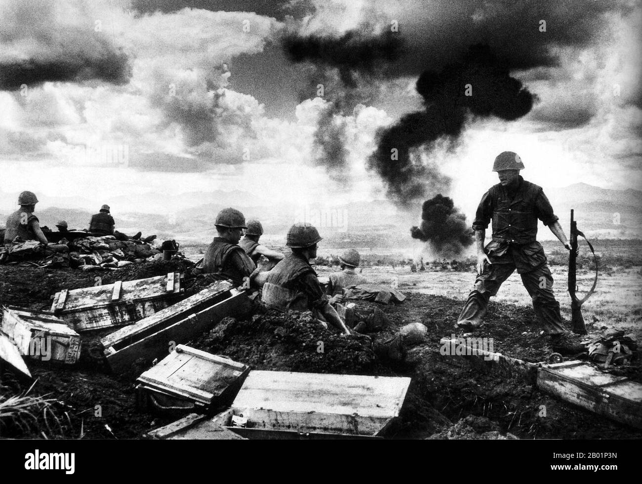 Vietnam: US-Soldaten verteidigen den Perimeter auf der Con Thien Base, 1968. Conn Thien (Vietnamesisch Cồn Tiên, was „Hügel der Engel“ bedeutet) war eine Militärbasis, die zunächst als Spezialeinsatzlager der US Army begann, bevor sie zu einer Kampfbasis des United States Marine Corps wechselte. Sie lag in der Nähe der vietnamesischen Demilitarisierten Zone (DMZ), etwa 1,9 km von Nordvietnam entfernt, im Bezirk Gio Linh in der Provinz Quảng Trị. Es war Schauplatz heftiger Kämpfe von Februar 1967 bis Februar 1968. Stockfoto