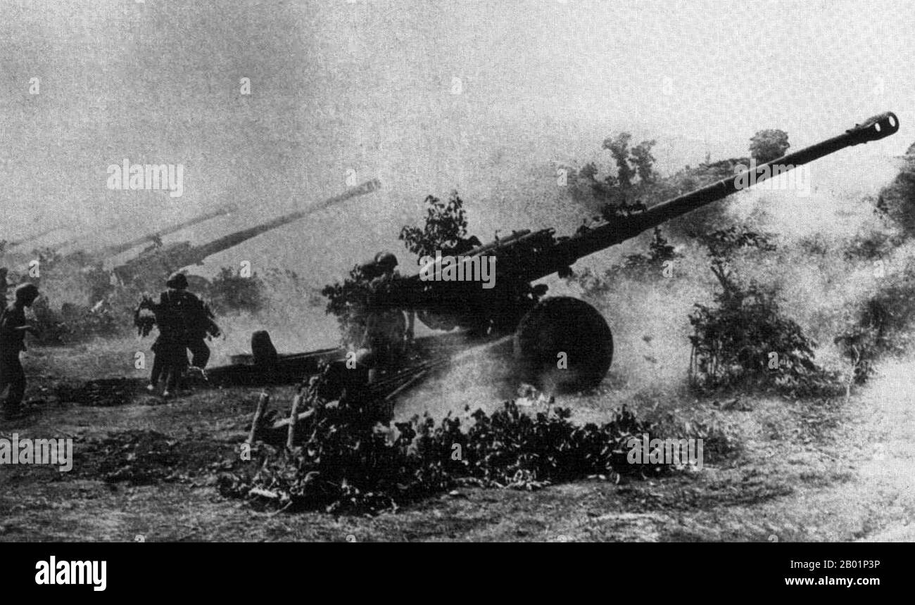 Vietnam: Sowjetische nordvietnamesische Armee (NVA/PAVN) 122 mm schwere Artillerie in Aktion, um 1968. Khe Sanh ist die Hauptstadt des Bezirks Hướng Hoá in der Provinz Quảng Trị, Vietnam, 63 km westlich von Đông Hà. Die Khe Sanh Combat Base war ein Außenposten des United States Marine Corps in Südvietnam (MGRS 48QXD850418), der während des Vietnamkriegs eingesetzt wurde. Die Landebahn wurde im September 1962 gebaut. Die Kämpfe begannen dort Ende April 1967, bekannt als „Hill Fights“, die sich später in die Schlacht von Khe Sanh von 1968 ausdehnten. Stockfoto