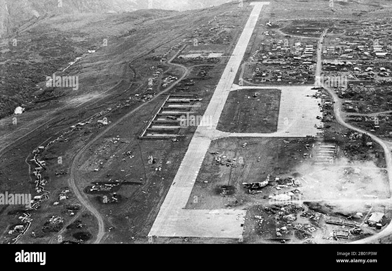 Vietnam: An Aerial View of Khe Sanh Runway and Air Force Base, 25. März 1968. Khe Sanh ist die Hauptstadt des Bezirks Hướng Hoá in der Provinz Quảng Trị, Vietnam, 63 km westlich von Đông Hà. Die Khe Sanh Combat Base war ein Außenposten des United States Marine Corps in Südvietnam (MGRS 48QXD850418), der während des Vietnamkriegs eingesetzt wurde. Die Landebahn wurde im September 1962 gebaut. Die Kämpfe begannen dort Ende April 1967, bekannt als „Hill Fights“, die sich später in die Schlacht von Khe Sanh von 1968 ausdehnten. Stockfoto