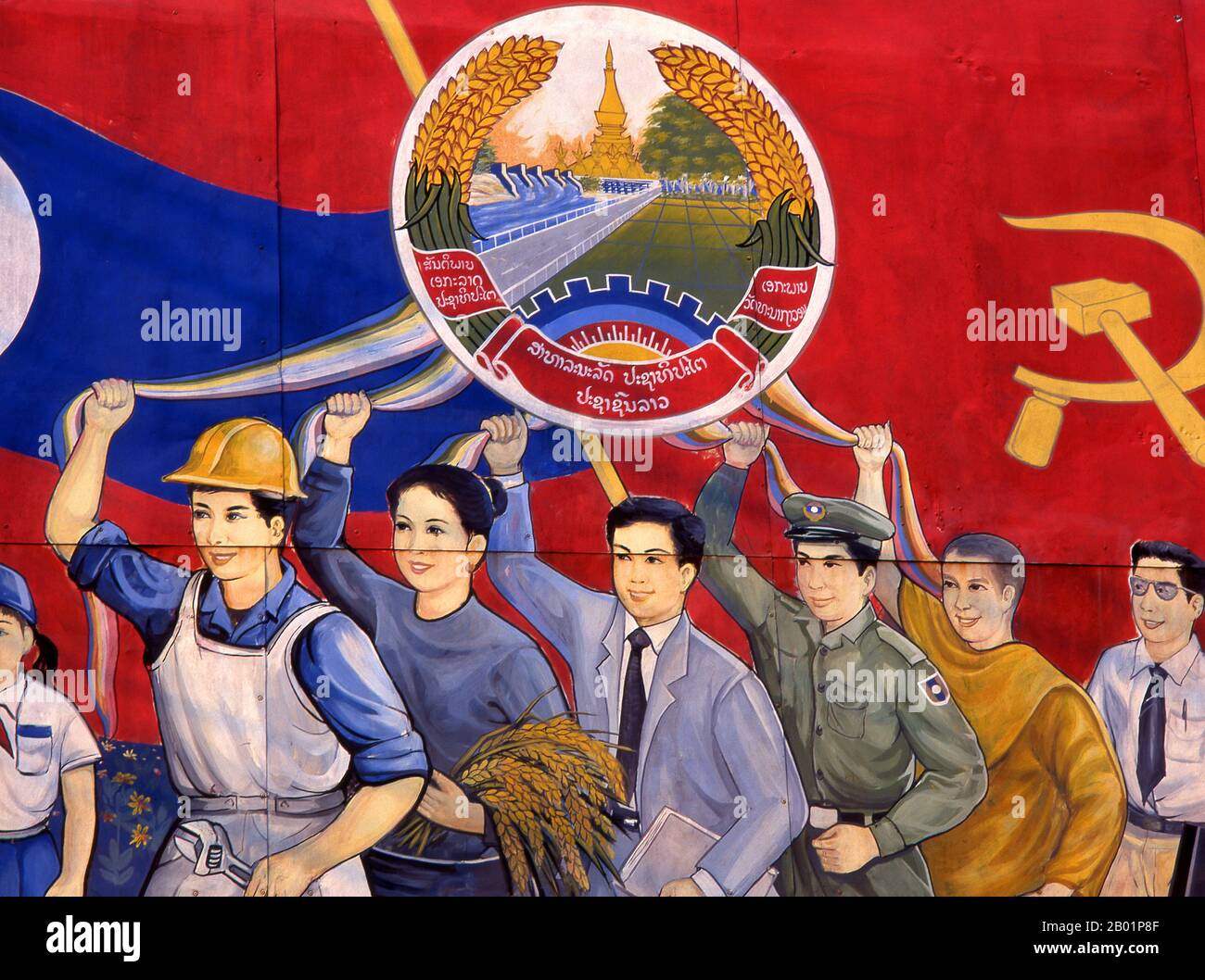 Laos: Politisches Plakat im Stil des revolutionären Sozialistischen Realismus auf den Straßen von Vientiane. Sozialistischer Realismus ist ein Stil realistischer Kunst, der in der Sowjetunion entwickelt wurde und in anderen kommunistischen Ländern zu einem dominanten Stil wurde. Der sozialistische Realismus ist ein teleologisch orientierter Stil, der die Ziele des Sozialismus und Kommunismus fördern soll. Obwohl verwandt, sollte sie nicht mit dem sozialen Realismus verwechselt werden, einer Art Kunst, die Themen von sozialem Interesse realistisch darstellt. Im Gegensatz zum sozialen Realismus verherrlicht der sozialistische Realismus oft die Rolle der Armen. Stockfoto