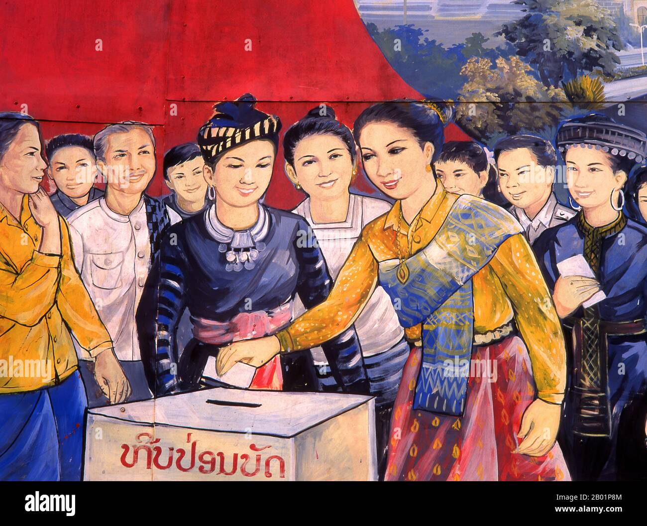 Laos: Laos und verschiedene Minderheiten besuchen die Wahlurne, ein politisches Poster im Stil der Revolutionären Sozialisten auf den Straßen von Vientiane. Der sozialistische Realismus ist ein Stil realistischer Kunst, der in der Sowjetunion entwickelt wurde und in anderen kommunistischen Ländern zu einem dominierenden Stil wurde. Der sozialistische Realismus ist ein teleologisch orientierter Stil, dessen Ziel die Förderung der Ziele des Sozialismus und des Kommunismus ist. Obwohl sie damit verbunden ist, darf sie nicht mit dem sozialen Realismus verwechselt werden, einer Art von Kunst, die Themen sozialer Belange realistisch darstellt. Stockfoto