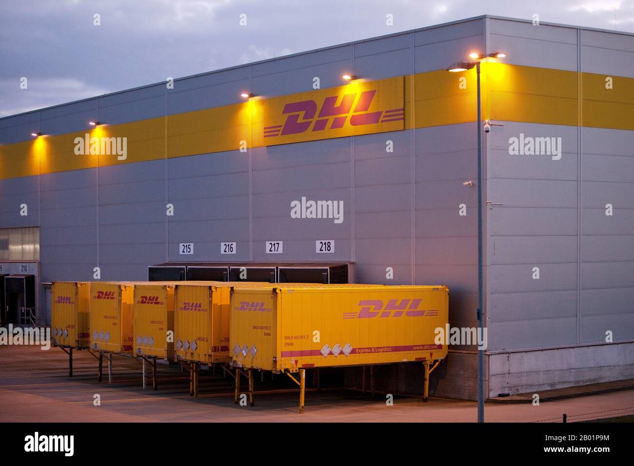 DHL-Vertriebszentrum am Abend, Deutschland, Nordrhein-Westfalen, Rheinsberg Stockfoto