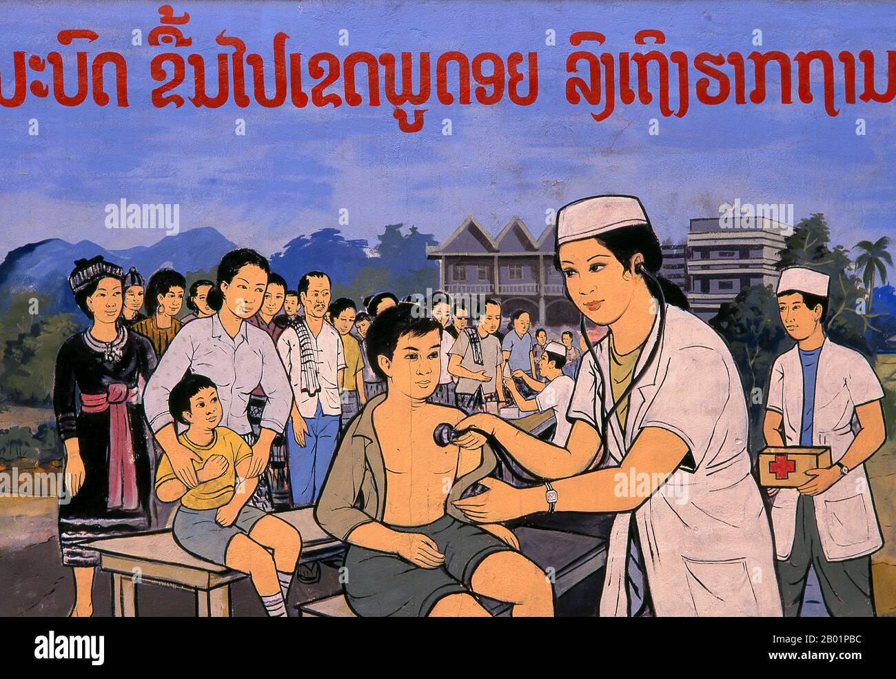 Laos: Gesundheitsfürsorge, politisches Poster im revolutionären sozialistischen Realismus auf den Straßen von Vientiane. Der sozialistische Realismus ist ein Stil realistischer Kunst, der in der Sowjetunion entwickelt wurde und in anderen kommunistischen Ländern zu einem dominierenden Stil wurde. Der sozialistische Realismus ist ein teleologisch orientierter Stil, dessen Ziel die Förderung der Ziele des Sozialismus und des Kommunismus ist. Obwohl sie damit verbunden ist, darf sie nicht mit dem sozialen Realismus verwechselt werden, einer Art von Kunst, die Themen sozialer Belange realistisch darstellt. Anders als der soziale Realismus verherrlicht der sozialistische Realismus oft die Rolle der Armen. Stockfoto