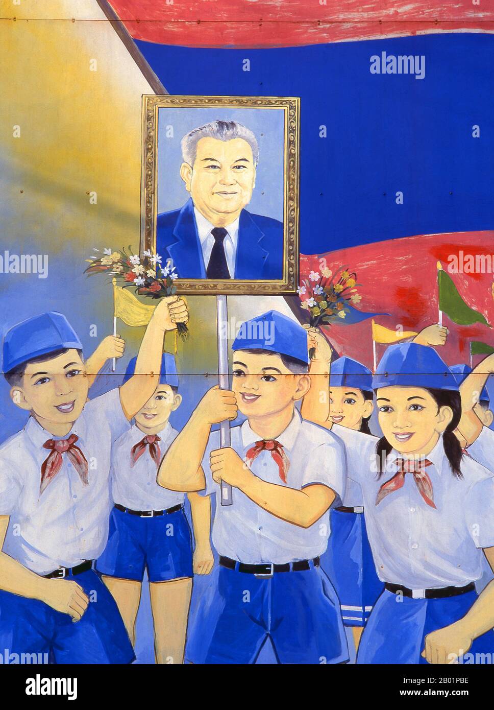 Laos: Die Kinder tragen ein Bild von Kaysone Phomvihane, dem ehemaligen Präsidenten von Laos. Revolutionäres sozialistisches Poster auf den Straßen von Vientiane. Kaysone Phomvihane (* 13. Dezember 1920 bis 21. November 1992) war ab 1955 Führer der laotischen Revolutionären Volkspartei. Er war von 1975 bis 1991 erster Premierminister der Demokratischen Volksrepublik Laos und von 1991 bis zu seinem Tod 1992 Präsident. Der sozialistische Realismus ist ein Stil realistischer Kunst, der in der Sowjetunion entwickelt wurde und in anderen kommunistischen Ländern zu einem dominierenden Stil wurde. Stockfoto