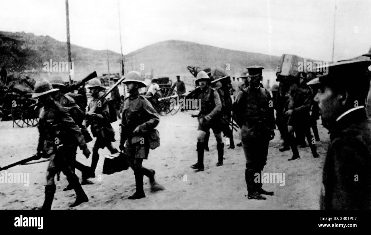China: Britische Truppen, beobachtet von japanischen Offizieren, steigen 1914 in Qingdao/Tsingtao aus. Die Belagerung von Tsingtao war der Angriff auf den von Deutschland kontrollierten Hafen von Tsingtao (heute Qingdao) in China während des Ersten Weltkrieges durch das kaiserliche Japan und das Vereinigte Königreich. Sie fand zwischen dem 31. Oktober und dem 7. November 1914 statt und wurde von dem kaiserlichen Japan und dem Vereinigten Königreich gegen Deutschland gekämpft. Es war die erste Begegnung zwischen japanischen und deutschen Truppen und auch die erste anglo-japanische Operation während des Krieges. Stockfoto