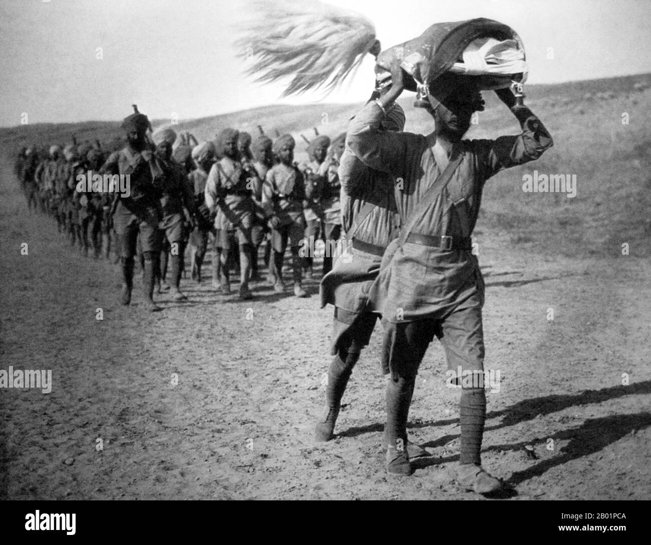 Iran: Sikh-Soldaten der Britisch-Indischen Armee marschieren zu ihren religiösen Diensten im heutigen Iran, 1918. Das Nahost-Theater des Ersten Weltkriegs war Schauplatz der Aktion zwischen dem 29. Oktober 1914 und dem 30. Oktober 1918. Die Kombattanten waren das Osmanische Reich, mit Unterstützung der anderen Mittelmächte, vor allem der Briten und der Russen unter den Alliierten des Ersten Weltkriegs Es gab fünf Hauptkampagnen: Die Sinai- und Palästinenserkampagne, die Mesopotamische Kampagne, die Kaukasuskampagne, die Perserkampagne und die Gallipoli-Kampagne. Stockfoto