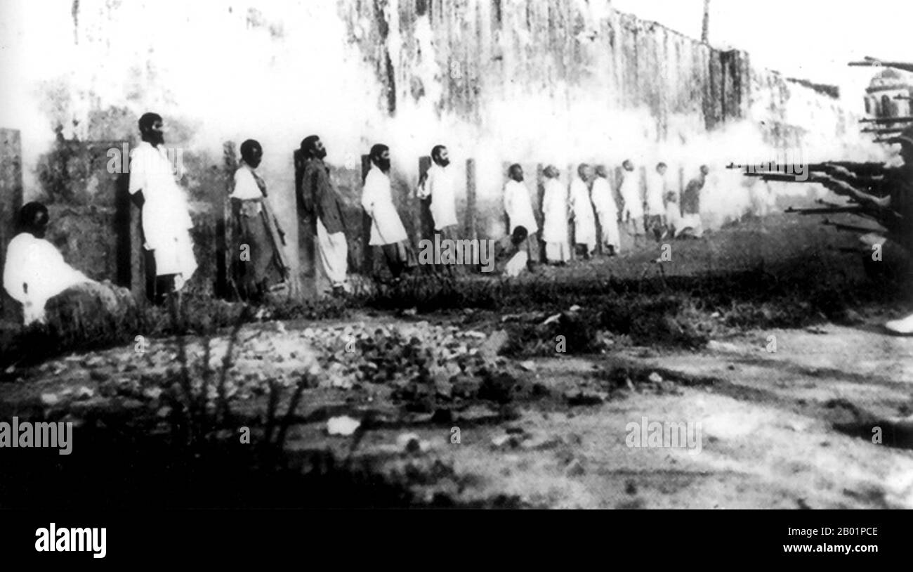 Singapur: Öffentliche Hinrichtung indischer Teilnehmer an der „Singapur-Aufruhr“ von 1915. Die Singapur-Meuterei von 1915, auch bekannt als die 1915 Sepoy-Meuterie der 5. Native Light Infantry, war eine Meuterei, an der bis zu die Hälfte von 850 Sepoy-Soldaten (indische Soldaten) während des Ersten Weltkriegs in Singapur beteiligt waren, die mit der Ghadar-Verschwörung von 1915 in Verbindung stand. Die Meuterei am 15. Februar 1915 dauerte fast sieben Tage und führte zum Tod von 47 britischen Soldaten und lokalen Zivilisten, bevor sie schließlich von britischen Truppen und alliierten Marineeinheiten niedergeschlagen wurde. Stockfoto