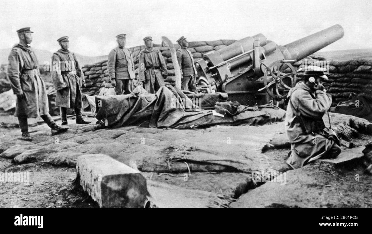 China: Ein japanisches Belagerungsgewehr in Tsingtao, das telefonisch den Befehl erhielt, das Feuer zu eröffnen, 30. Dezember 1914. Die Belagerung von Tsingtao war der Angriff auf den von Deutschland kontrollierten Hafen von Tsingtao (heute Qingdao) in China während des Ersten Weltkrieges durch das kaiserliche Japan und das Vereinigte Königreich. Sie fand zwischen dem 31. Oktober und dem 7. November 1914 statt und wurde von dem kaiserlichen Japan und dem Vereinigten Königreich gegen Deutschland gekämpft. Es war die erste Begegnung zwischen japanischen und deutschen Truppen und auch die erste anglo-japanische Operation während des Krieges. Stockfoto