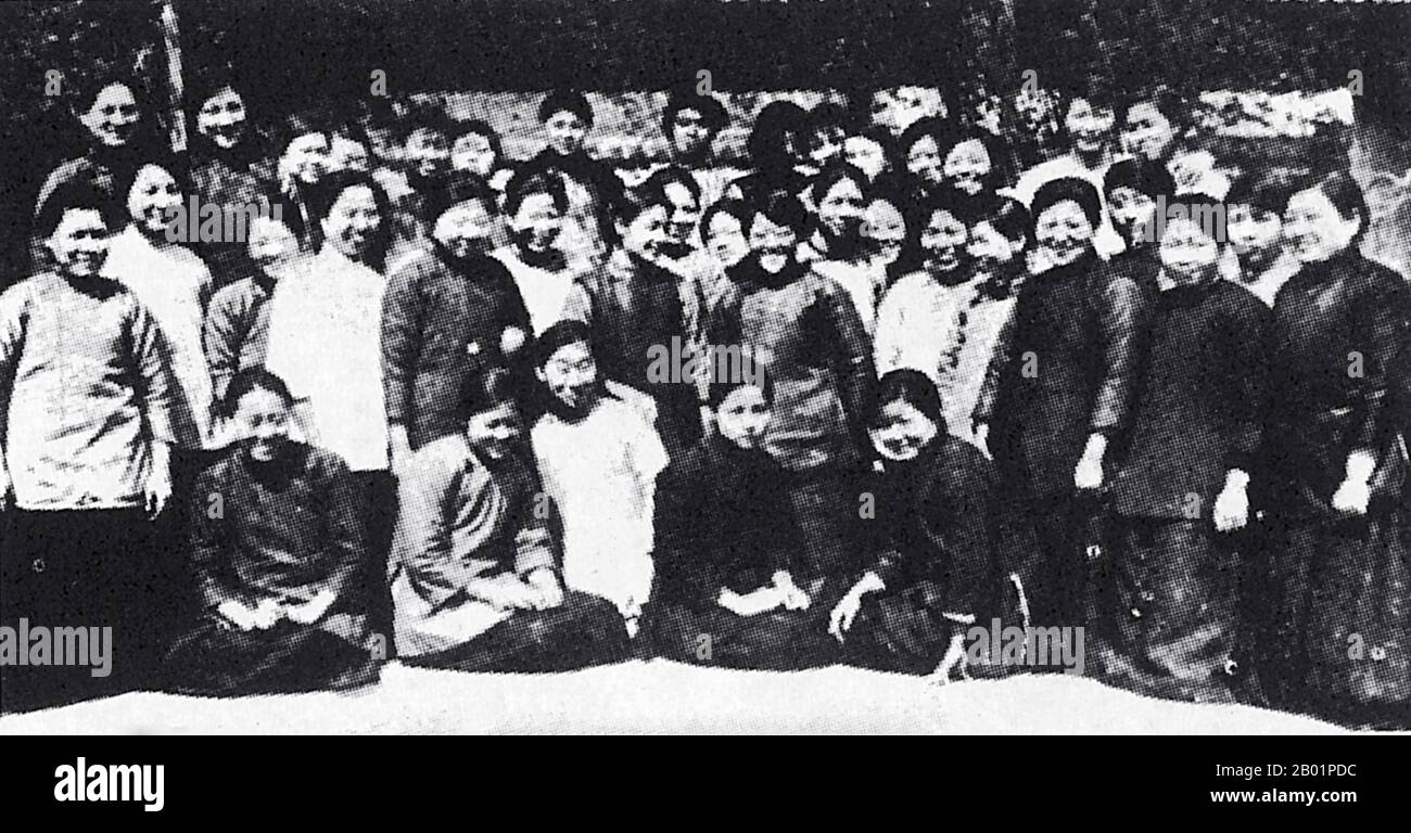 China: Studentinnen der Jinling University, Nanjing, zeigen ihre Unterstützung für die Bewegung vom 4. Mai 1919. Die Vierte Mai-Bewegung war eine antiimperialistische, kulturelle und politische Bewegung, die aus Studentendemonstrationen am 4. Mai 1919 in Peking entstand und gegen die schwache Reaktion der chinesischen Regierung auf den Vertrag von Versailles protestierte, insbesondere gegen das Shandong-Problem. Diese Demonstrationen lösten nationale Proteste aus und markierten den Aufschwung des chinesischen Nationalismus, eine Verschiebung hin zu politischer Mobilisierung und weg von kulturellen Aktivitäten sowie einen Schritt hin zu einer populistischen Basis statt intellektueller Eliten Stockfoto