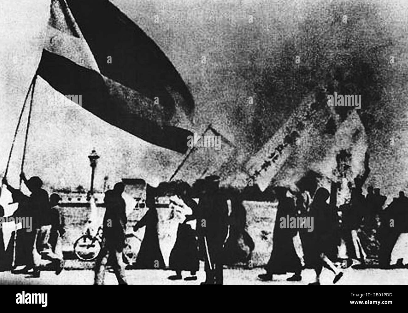 China: Revolutionäre Studenten und Dozenten demonstrieren an der Universität Peking, Bewegung vom 4. Mai 1919. Die Vierte Mai-Bewegung war eine antiimperialistische, kulturelle und politische Bewegung, die aus Studentendemonstrationen am 4. Mai 1919 in Peking entstand und gegen die schwache Reaktion der chinesischen Regierung auf den Vertrag von Versailles protestierte, insbesondere gegen das Shandong-Problem. Diese Demonstrationen lösten nationale Proteste aus und markierten den Aufschwung des chinesischen Nationalismus, eine Verschiebung hin zu politischer Mobilisierung und weg von kulturellen Aktivitäten sowie einen Schritt hin zu einer populistischen Basis statt intellektueller Eliten. Stockfoto