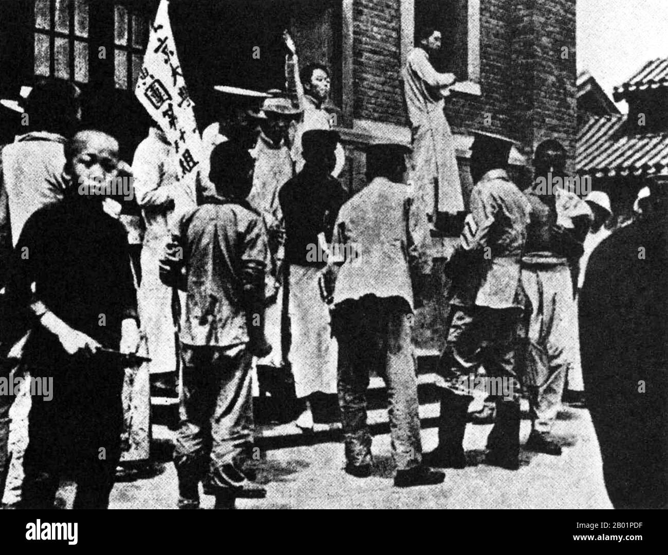 China: Revolutionäre Studenten und Dozenten demonstrieren an der Universität Peking, Bewegung vom 4. Mai 1919. Die Vierte Mai-Bewegung war eine antiimperialistische, kulturelle und politische Bewegung, die aus Studentendemonstrationen am 4. Mai 1919 in Peking entstand und gegen die schwache Reaktion der chinesischen Regierung auf den Vertrag von Versailles protestierte, insbesondere gegen das Shandong-Problem. Diese Demonstrationen lösten nationale Proteste aus und markierten den Aufschwung des chinesischen Nationalismus, eine Verschiebung hin zu politischer Mobilisierung und weg von kulturellen Aktivitäten sowie einen Schritt hin zu einer populistischen Basis statt intellektueller Eliten. Stockfoto