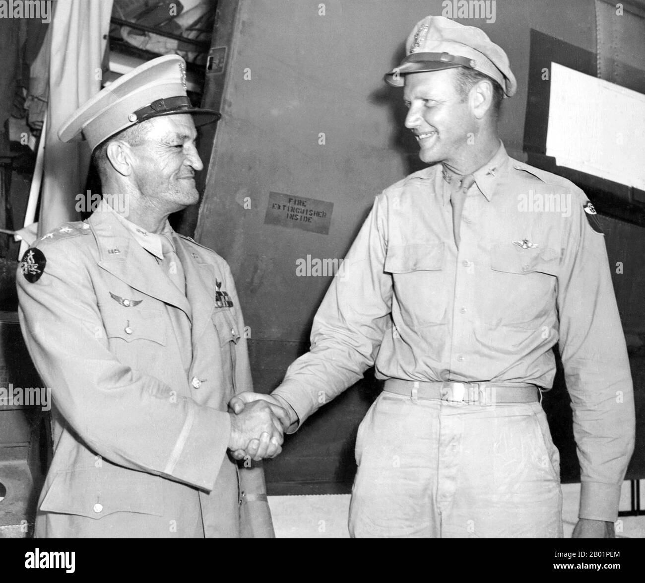 USA: Colonel David Lee „Tex“ Hill (R) begrüßt Major General Claire Lee Chennault (L) bei seiner Ankunft in New Orleans aus China, 1945. „Flying Tigers“ war der populäre Name für die 1st American Volunteer Group (AVG) der chinesischen Luftwaffe in den Jahren 1941 bis 1942. Die Piloten waren Mitarbeiter der US-Armee (USAAF), der Navy (USN) und des Marine Corps (USMC), die unter der Genehmigung des Präsidenten rekrutiert wurden und von Claire Lee Chennault kommandiert wurden; die Bodenbesatzung und das Hauptquartier wurden ebenfalls größtenteils vom US-Militär rekrutiert, zusammen mit einigen Zivilisten. Stockfoto