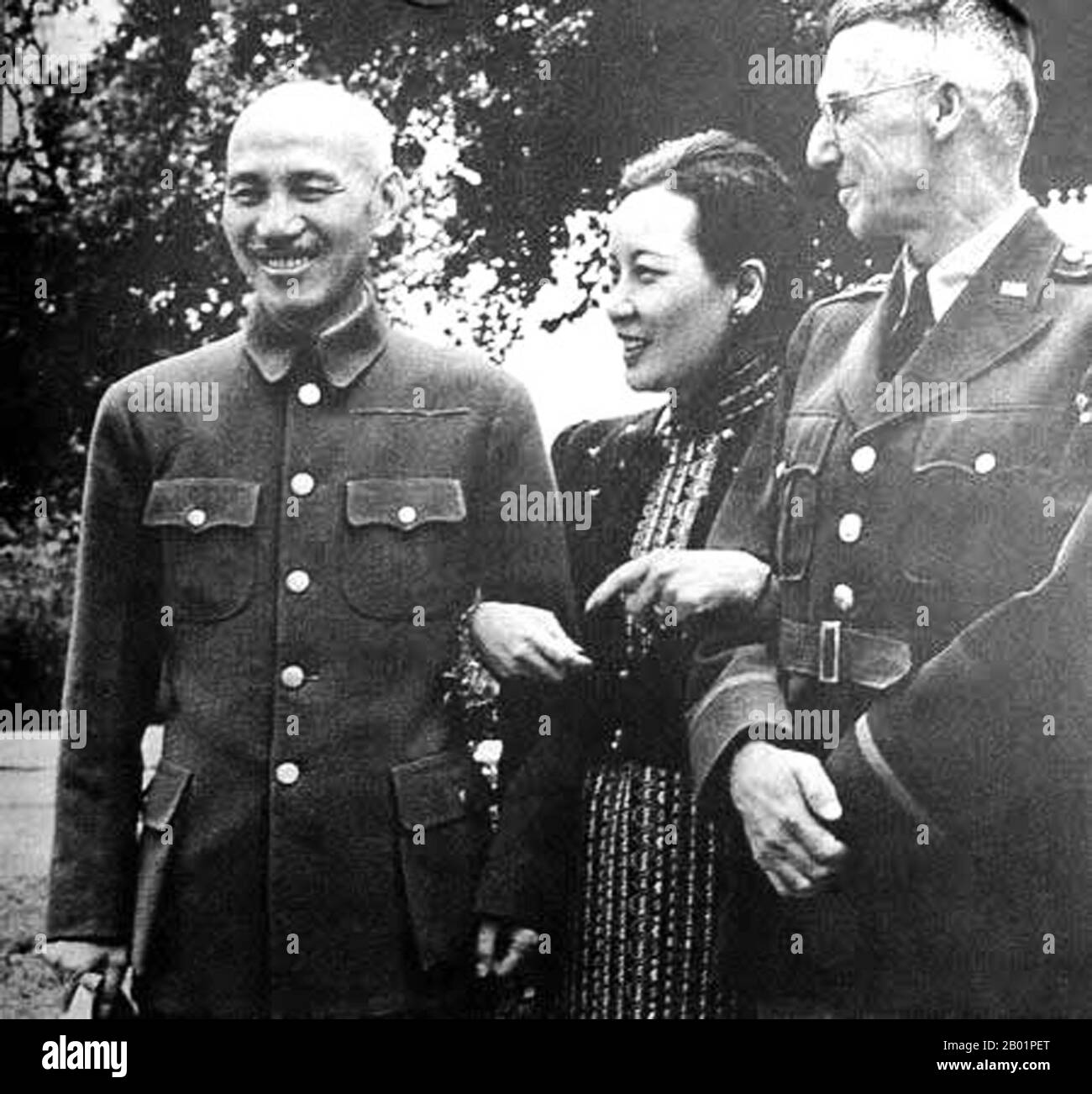 Birma/China/USA: Chiang Kai Shek, Soong May Ling und 'Essig Joe' Stilwell, Birma, 1942. Chiang Kai-shek (* 31. Oktober 1887 bis 5. April 1975) war ein politischer und militärischer Führer Chinas des 20. Jahrhunderts. Er ist im Mandarin als Jiǎng Jièshí oder Jiǎng Zhōngzhèng bekannt. Soong May-Ling/Mei-Ling (* 5. März 1898 bis 23. Oktober 2003), auch bekannt als Madame Chiang Kai-shek, war First Lady der Republik China (ROC), die Ehefrau des ehemaligen Präsidenten Chiang Kai-shek. General Joseph Warren Stilwell (* 19. März 1883 bis 12. Oktober 1946) war ein US-amerikanischer 4-Sterne-General, der für seinen Dienst im China-Birma-India Theatre bekannt war. Stockfoto