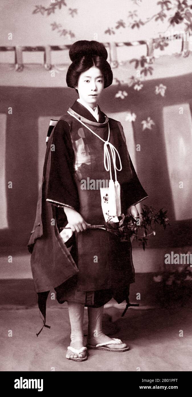 Japan: Porträt einer Geisha, Ende des 19. Jahrhunderts. Geisha, Geiko oder Geigi sind traditionelle japanische Entertainer, deren Fähigkeiten unter anderem die Aufführung verschiedener japanischer Künste wie klassische Musik und Tanz umfassen. Geisha hat, wie alle japanischen Substantive, keine eindeutigen Singular- oder Pluralvarianten. Das Wort besteht aus zwei Kanji, 芸 (gei) bedeutet „Kunst“ und 者 (sha) bedeutet „Person“ oder „Praktizierender“. Die wörtlichste Übersetzung von Geisha ins Englische wäre „darstellender Künstler“. Stockfoto