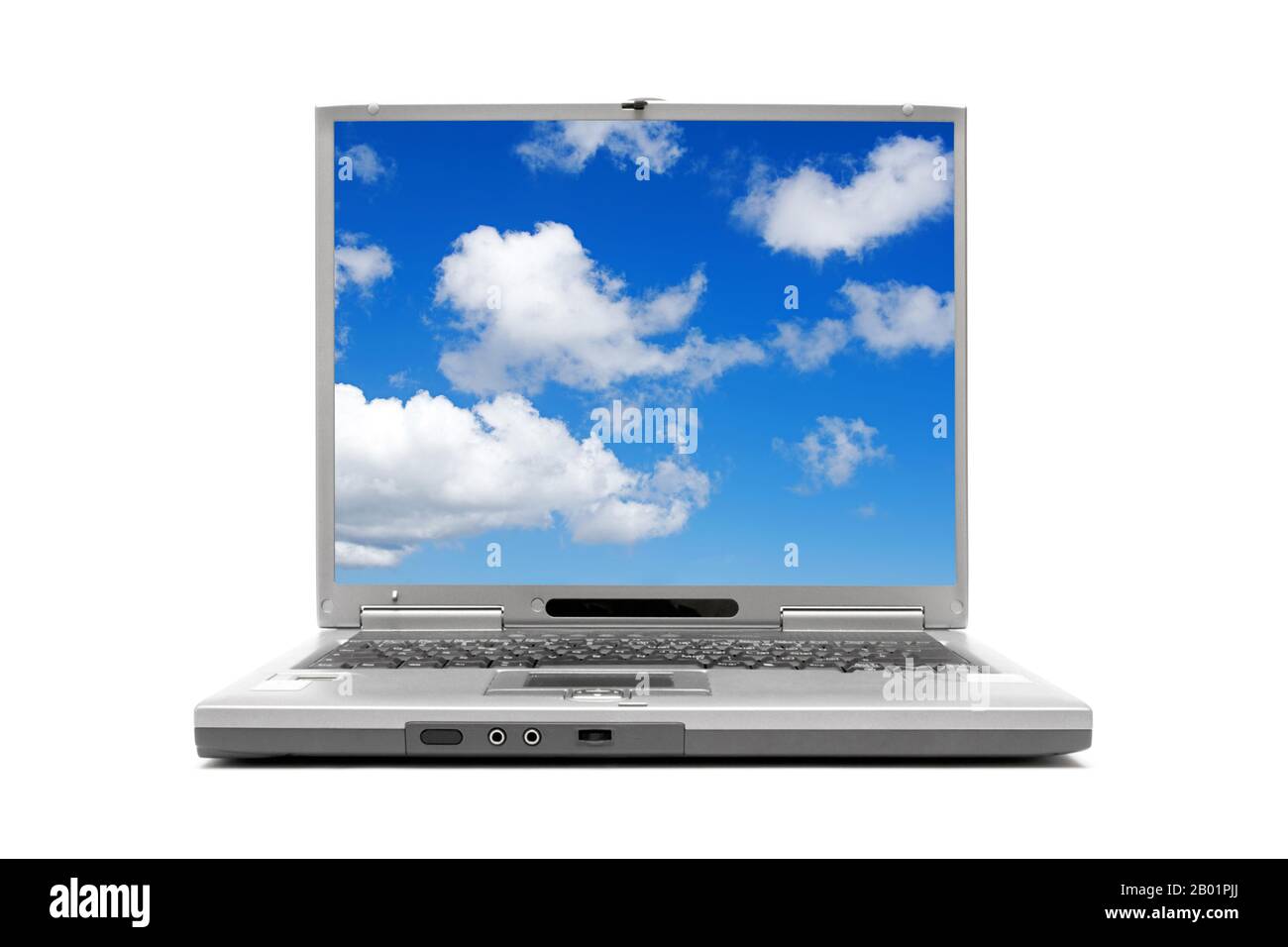 Laptop mit blauem bewölktem Himmel auf dem Display Stockfoto